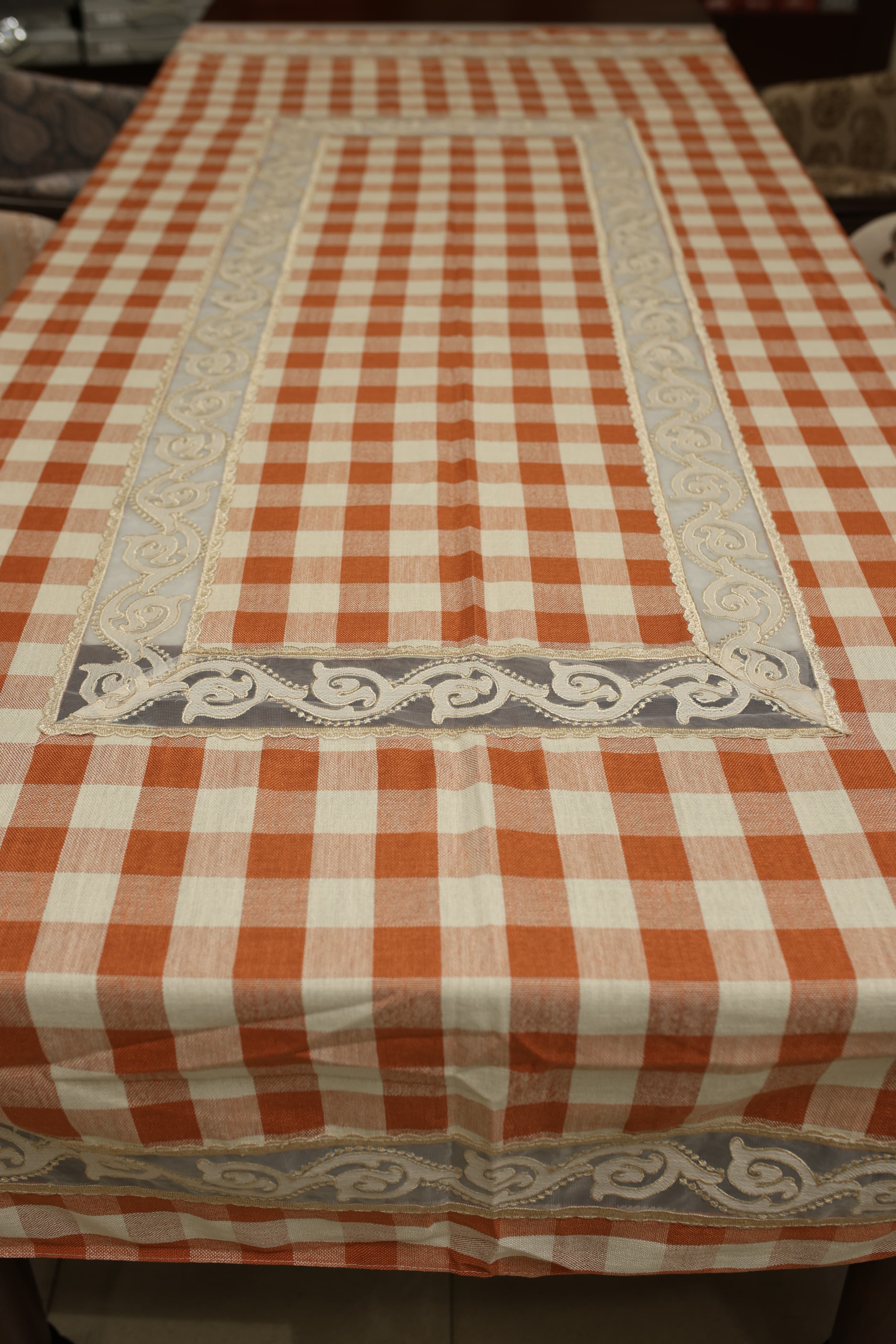 Classic Checkered 6 -Seater Tablecloth with Embroidered Lace Border