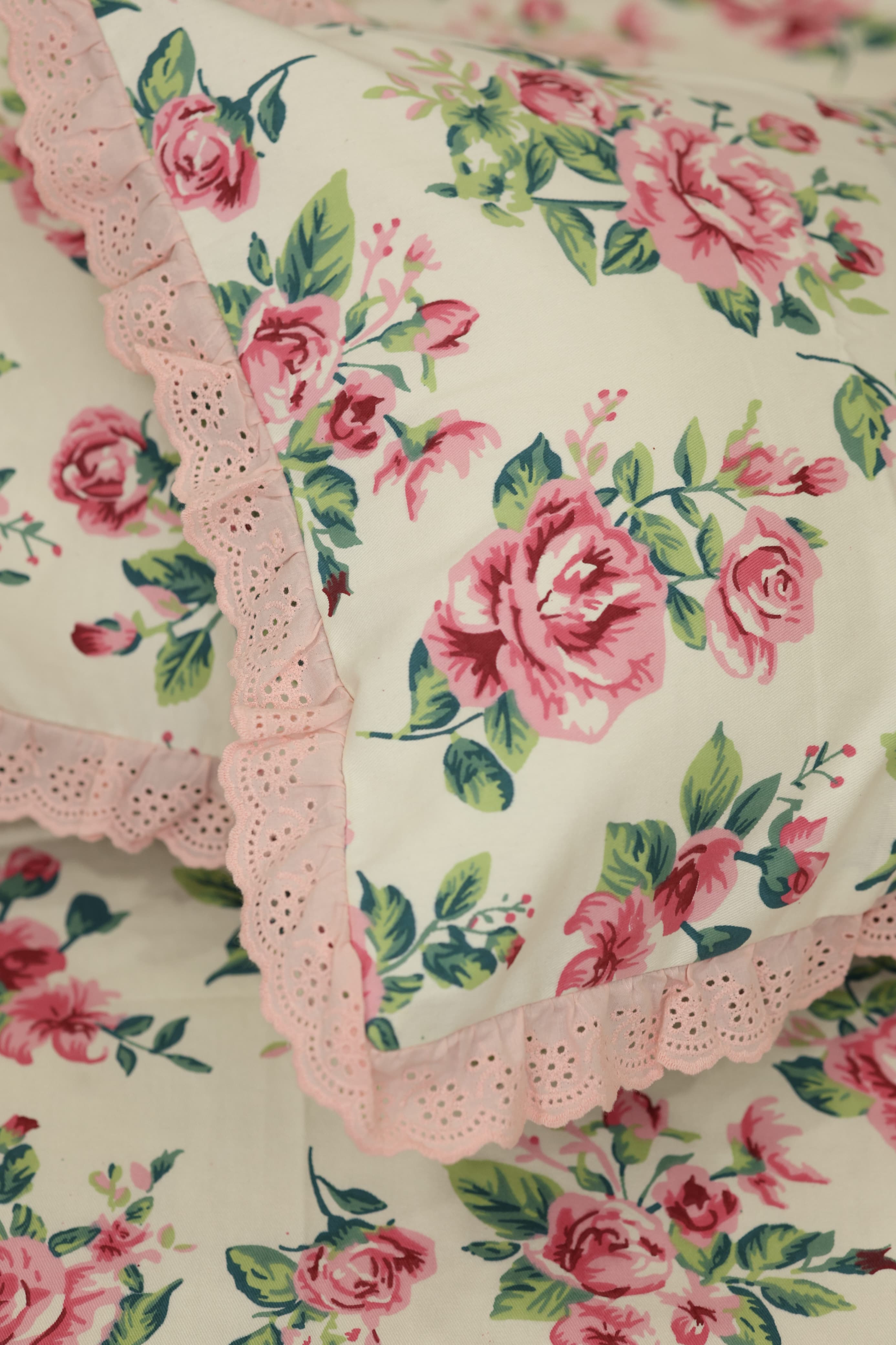 Bedsheets - Premium king floral printed lace bedsheet with cushion covers rose bud