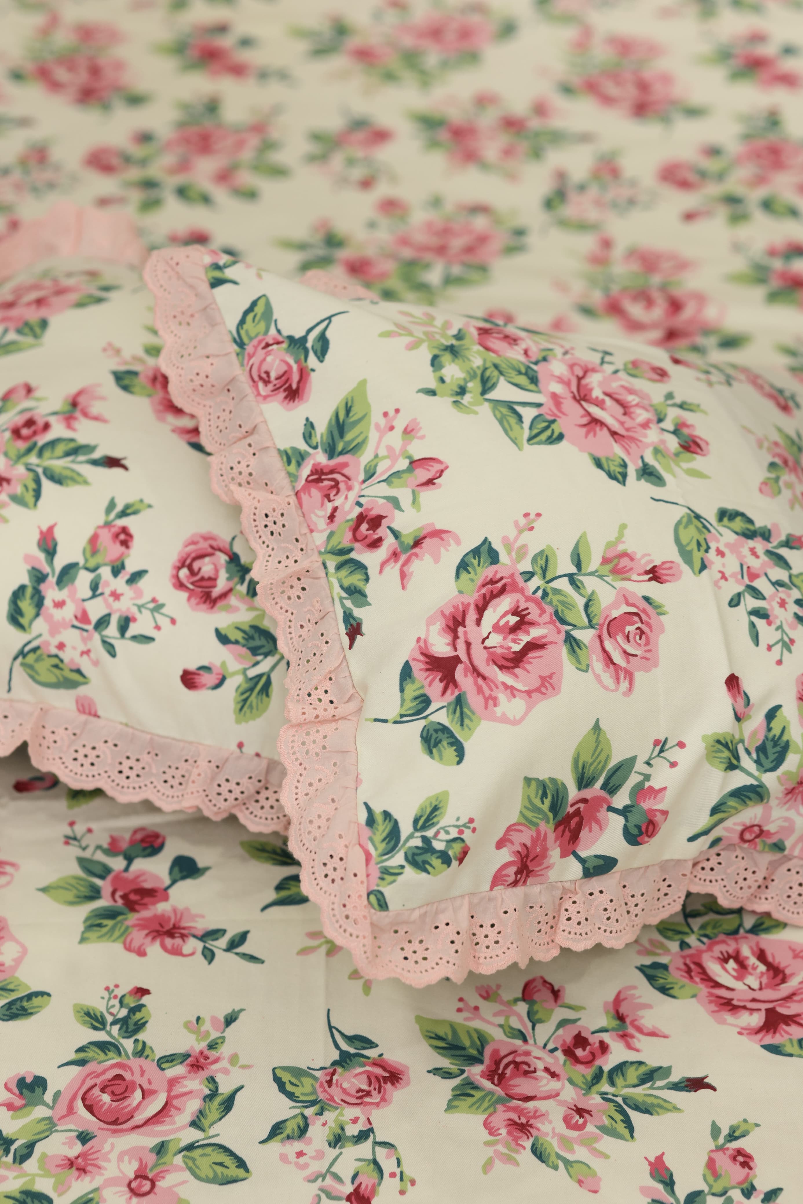 Bedsheets - Premium king floral printed lace bedsheet with cushion covers rose bud