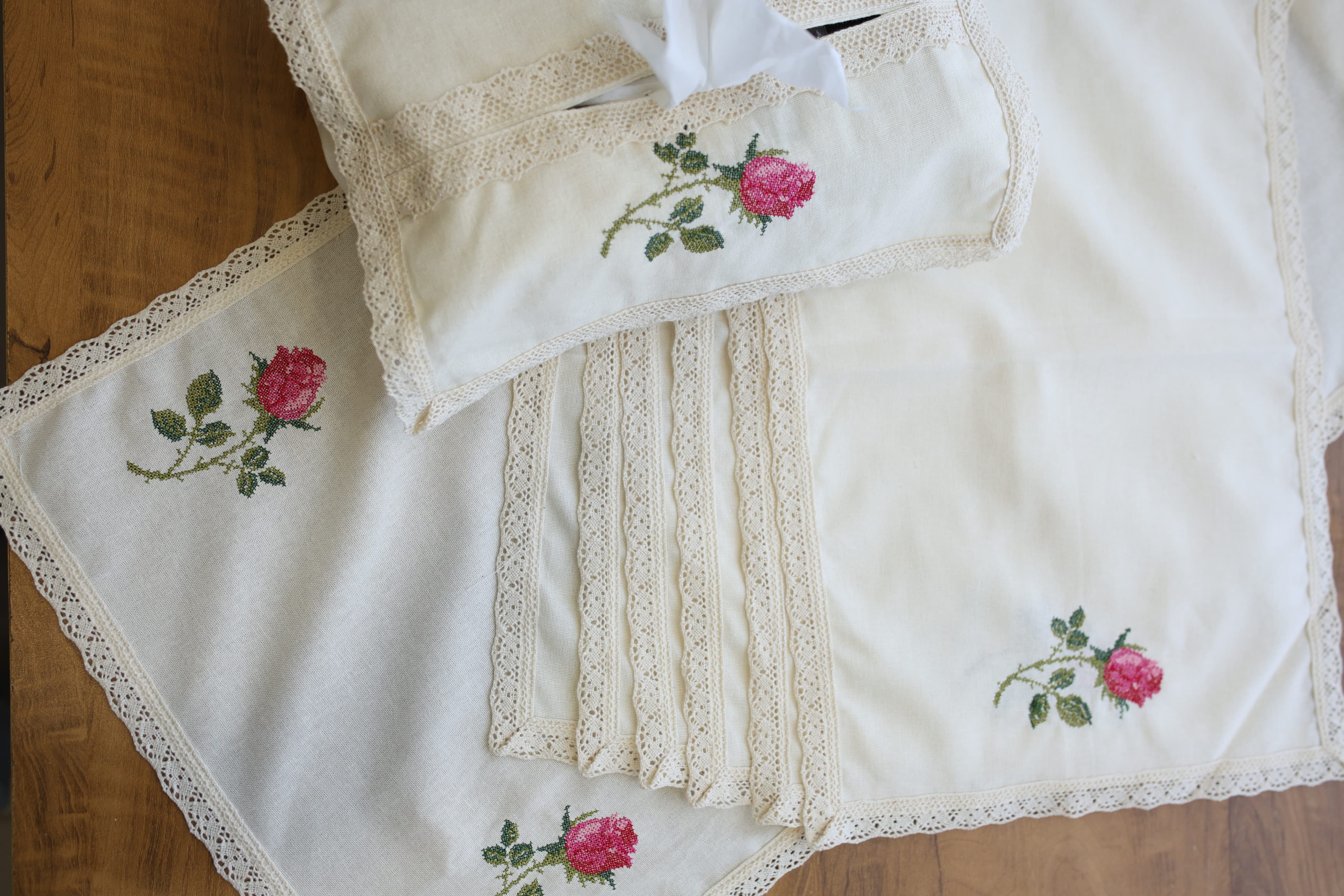Combo Rose Table Linen Set (Runner, Placemats & Tissue Box Cover)