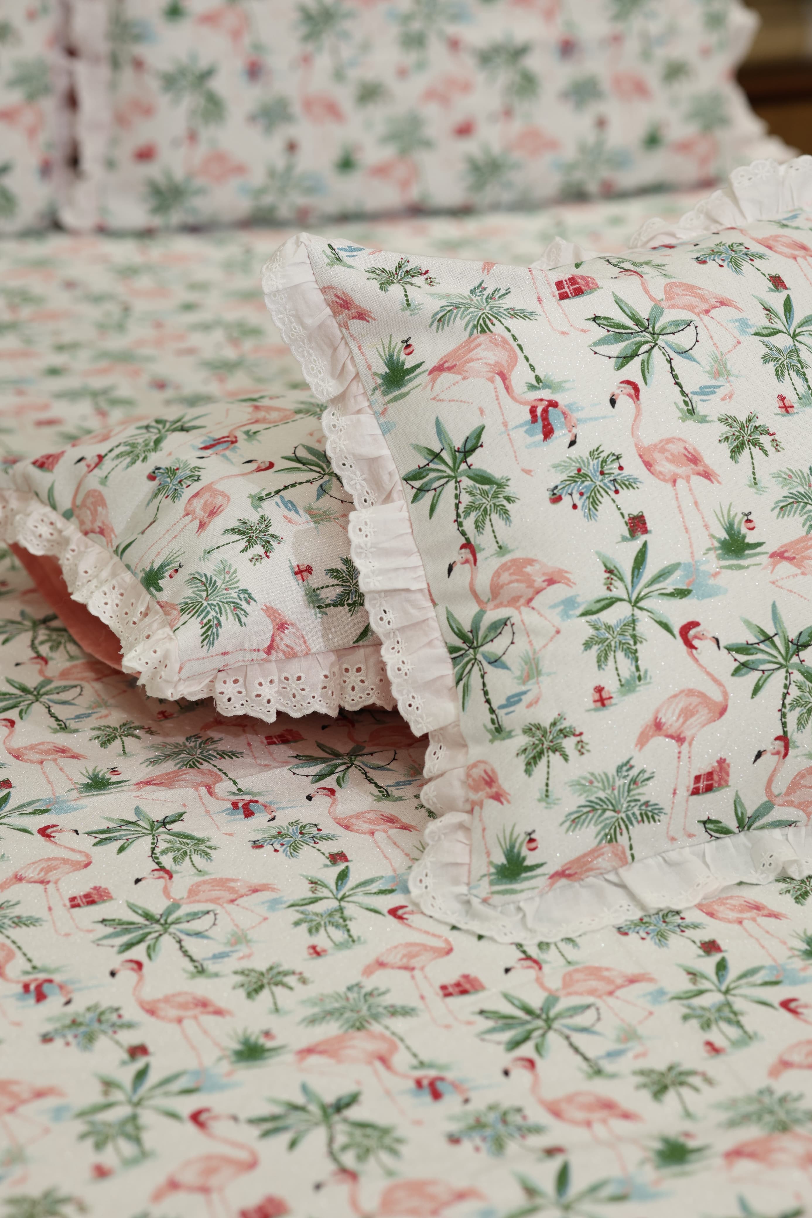 Bedsheets - Premium king floral printed lace bedsheet with cushion covers pink bud