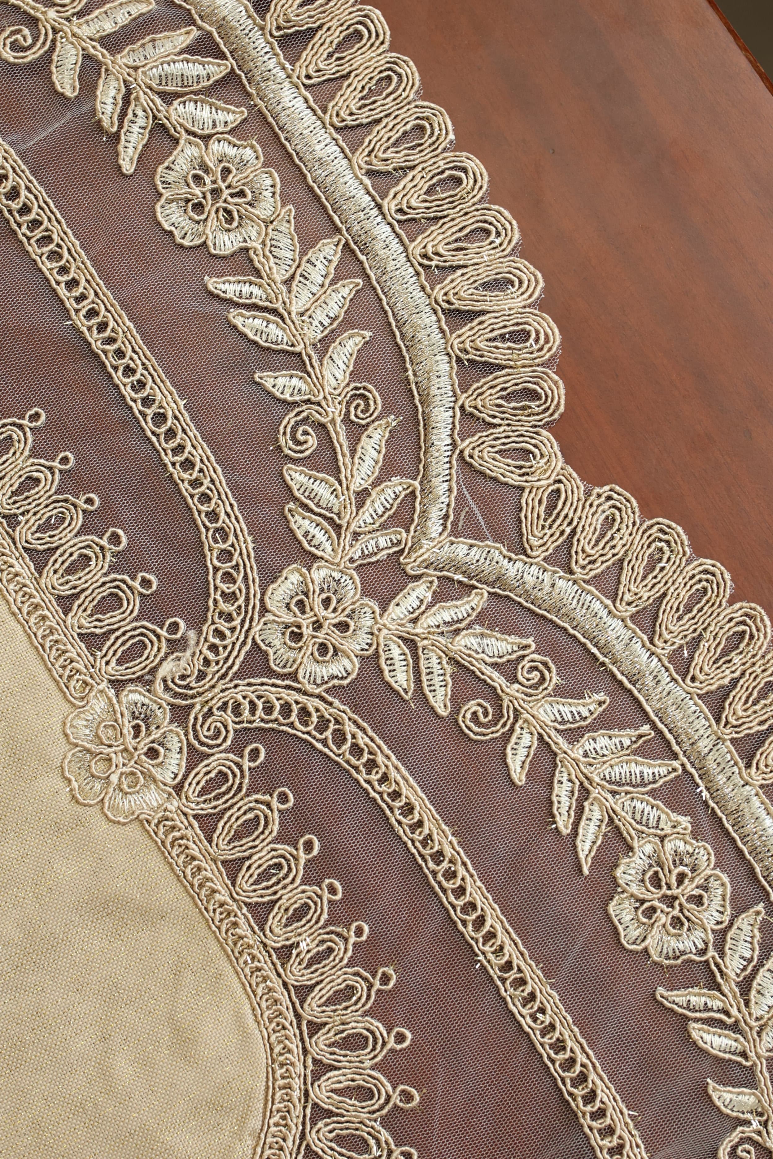 Teapoy Runner - Silky runner / table centre