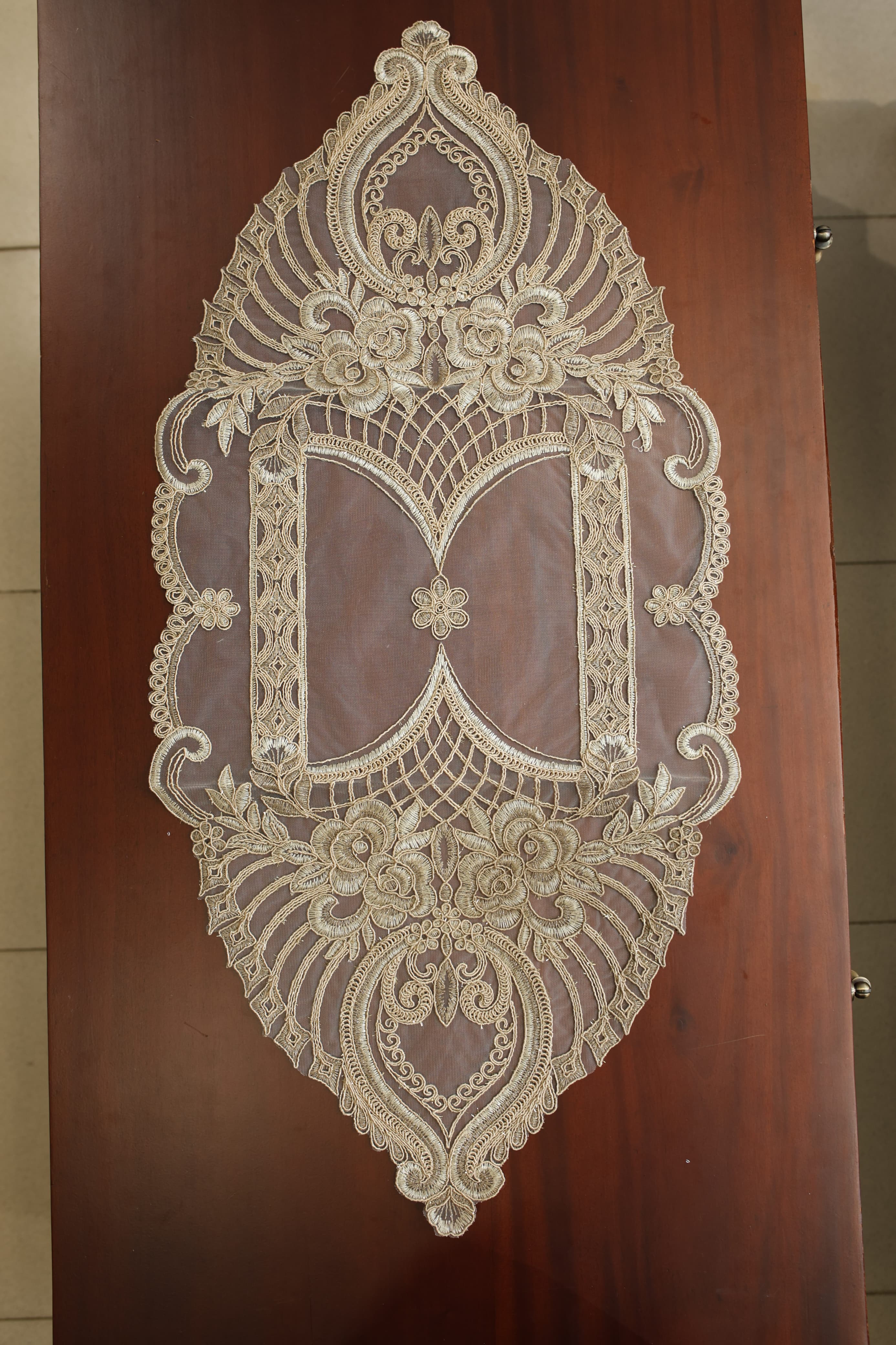 Teapoy Runner - Silky runner / table centre