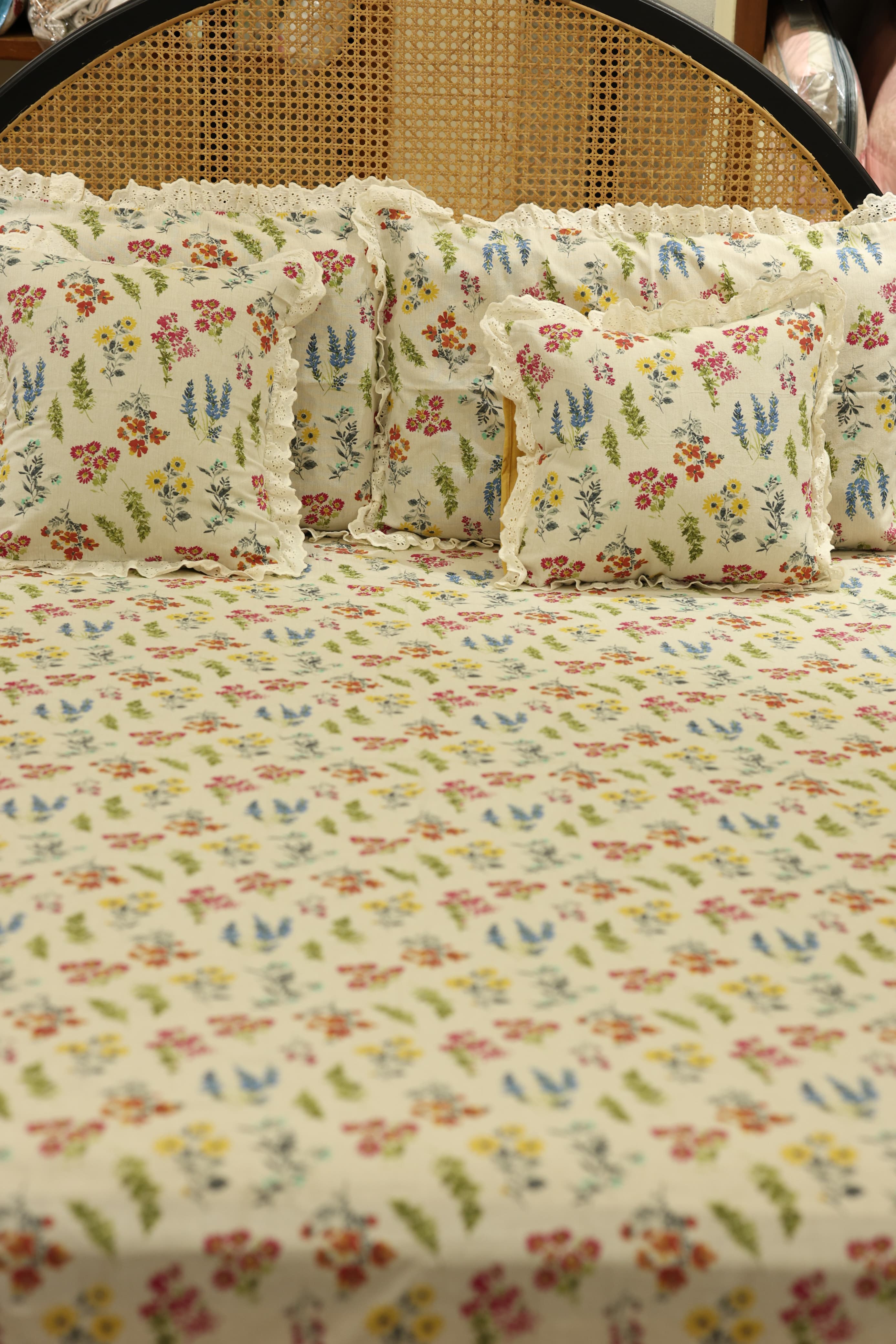 Bedsheets - Premium King floral printed lace bedsheet with cushion covers bud
