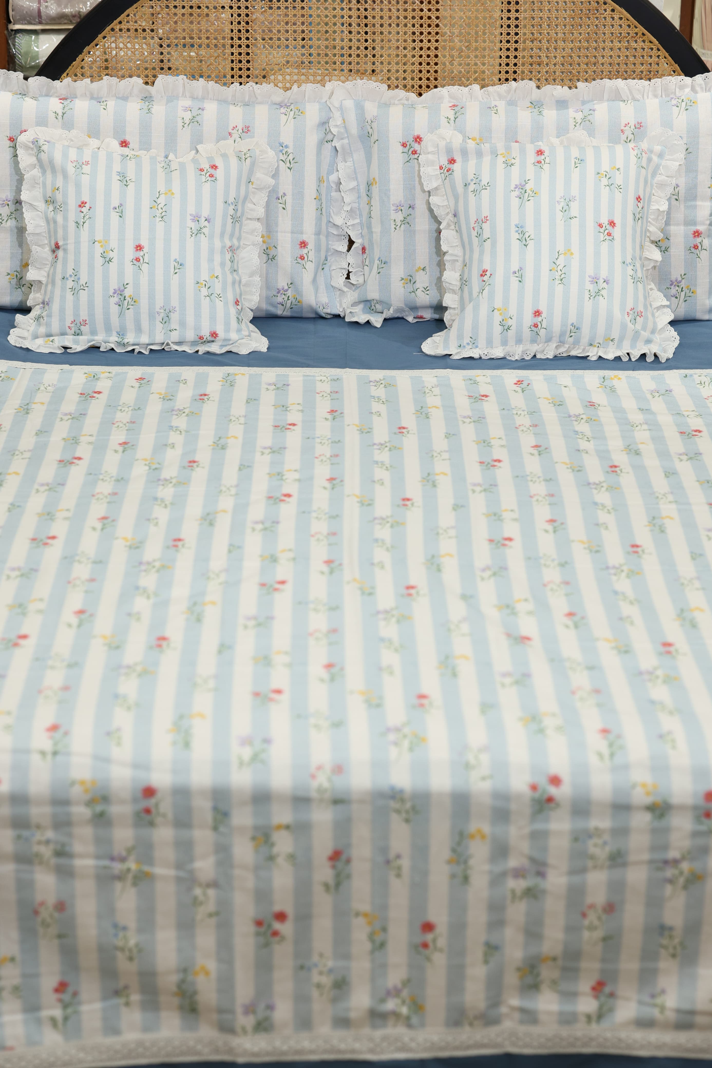 Bedsheets - Premium king floral printed lace bedsheet with cushion covers Blue bud