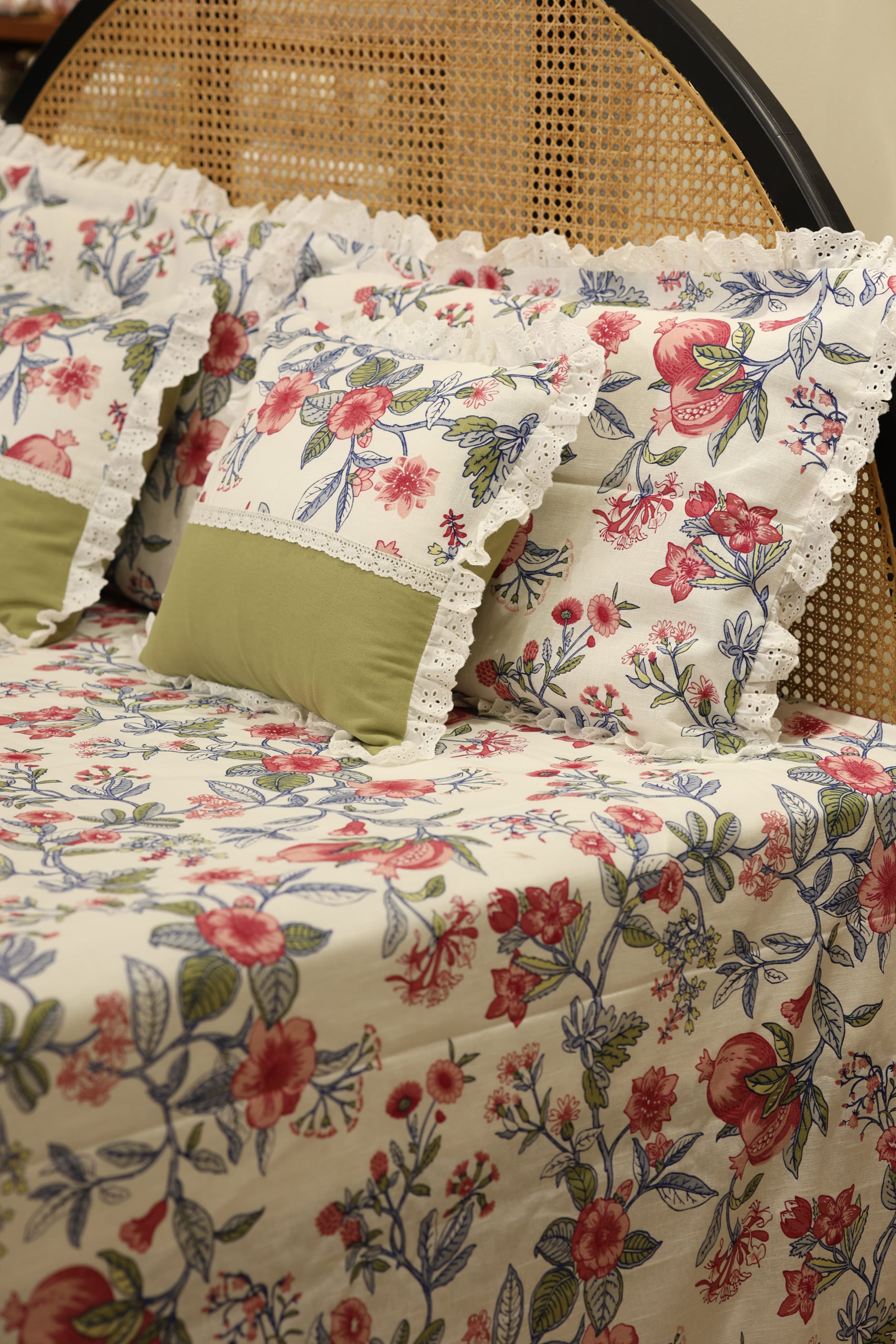 Bedsheets - Premium king floral printed lace bedsheet with cushion covers green bud