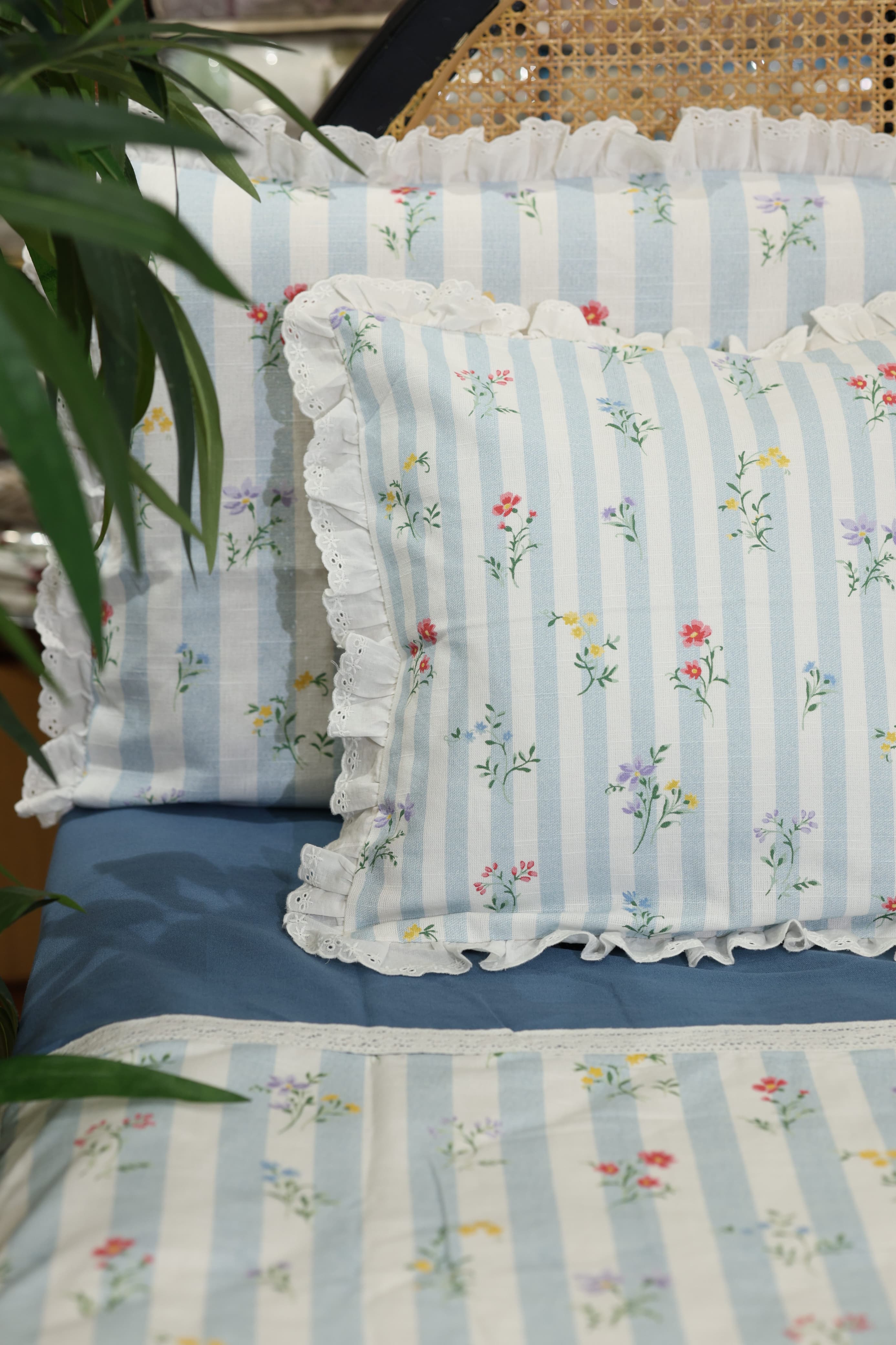 Bedsheets - Premium king floral printed lace bedsheet with cushion covers Blue bud