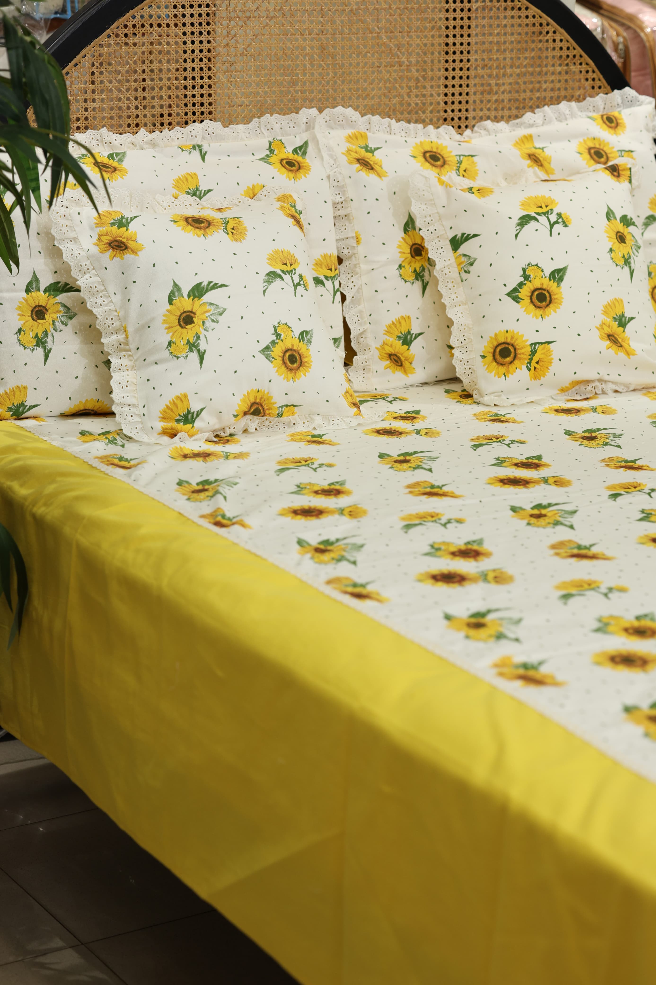Bedsheets - Premium king floral printed lace bedsheet with cushion covers rose bud