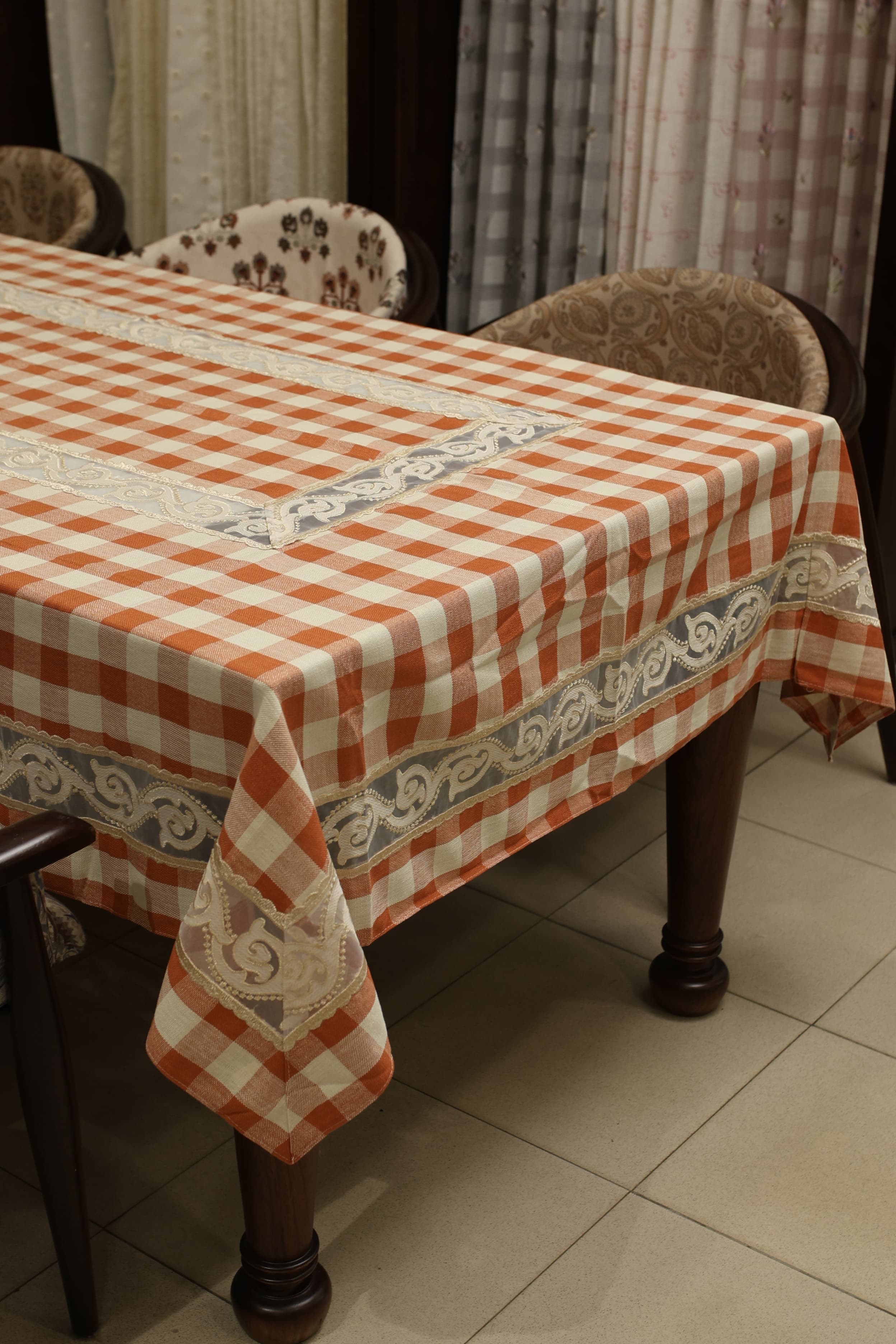Classic Checkered 6 -Seater Tablecloth with Embroidered Lace Border