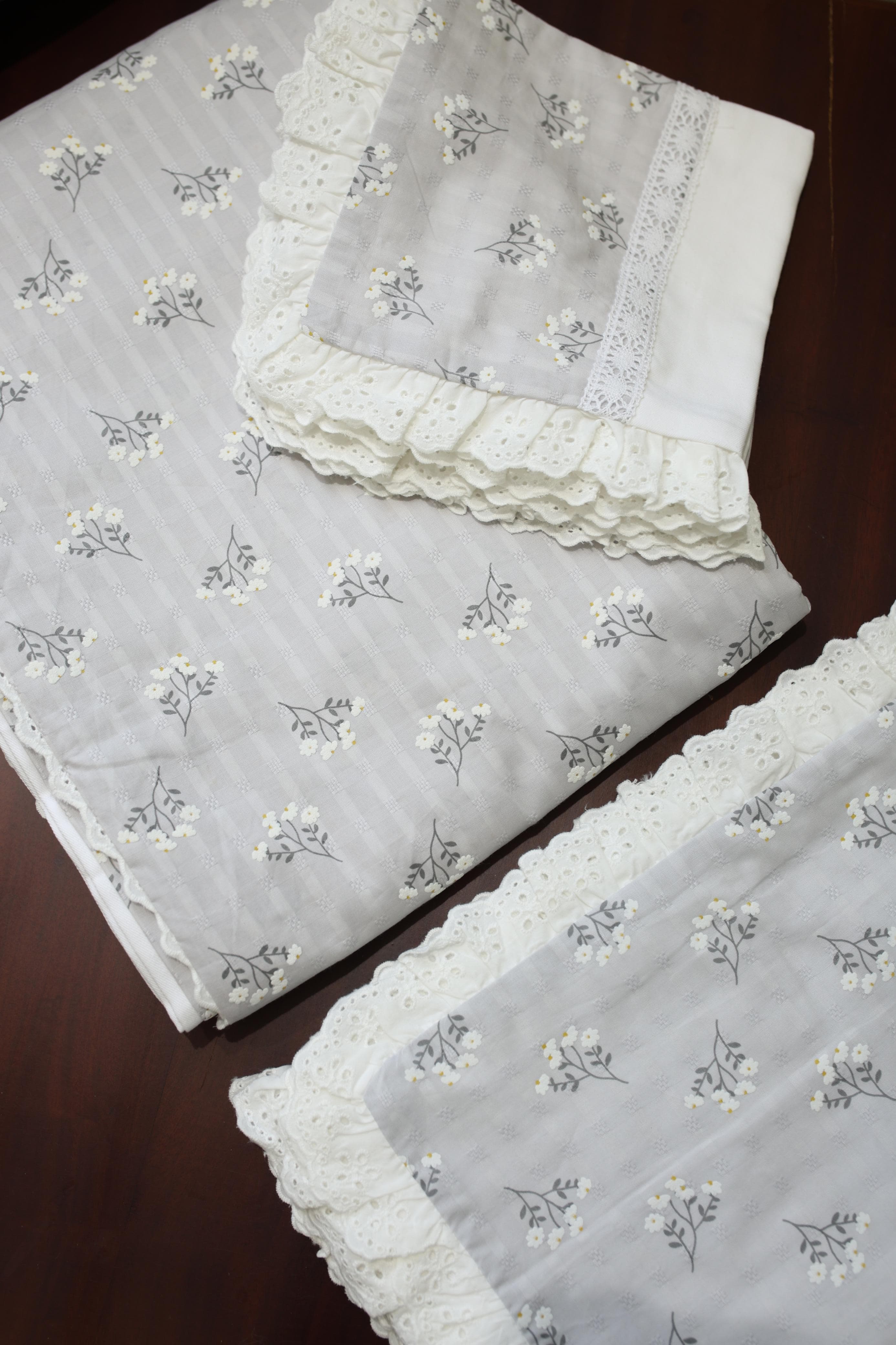 Bedsheets - Premium king floral printed lace bedsheet with cushion covers