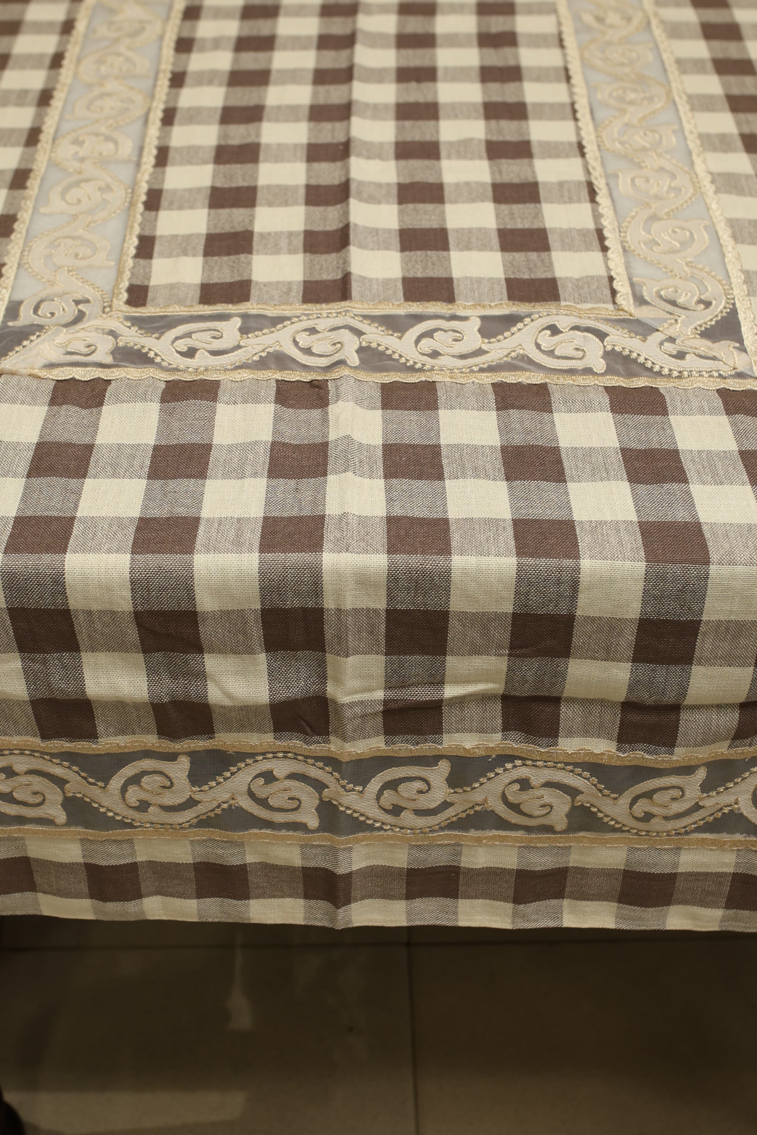 Classic Checkered 6 -Seater Tablecloth with Embroidered Lace Border