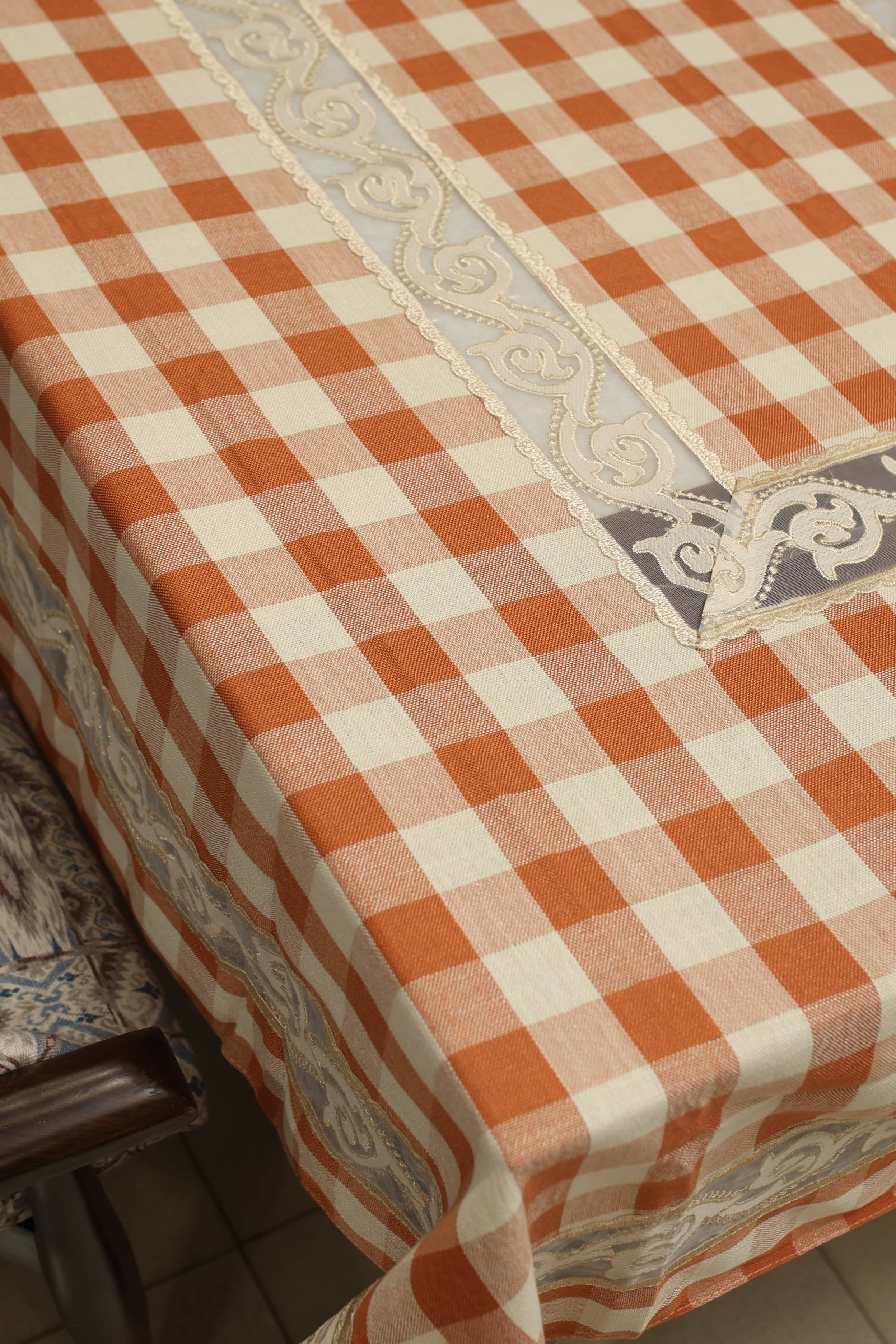 Classic Checkered 6 -Seater Tablecloth with Embroidered Lace Border