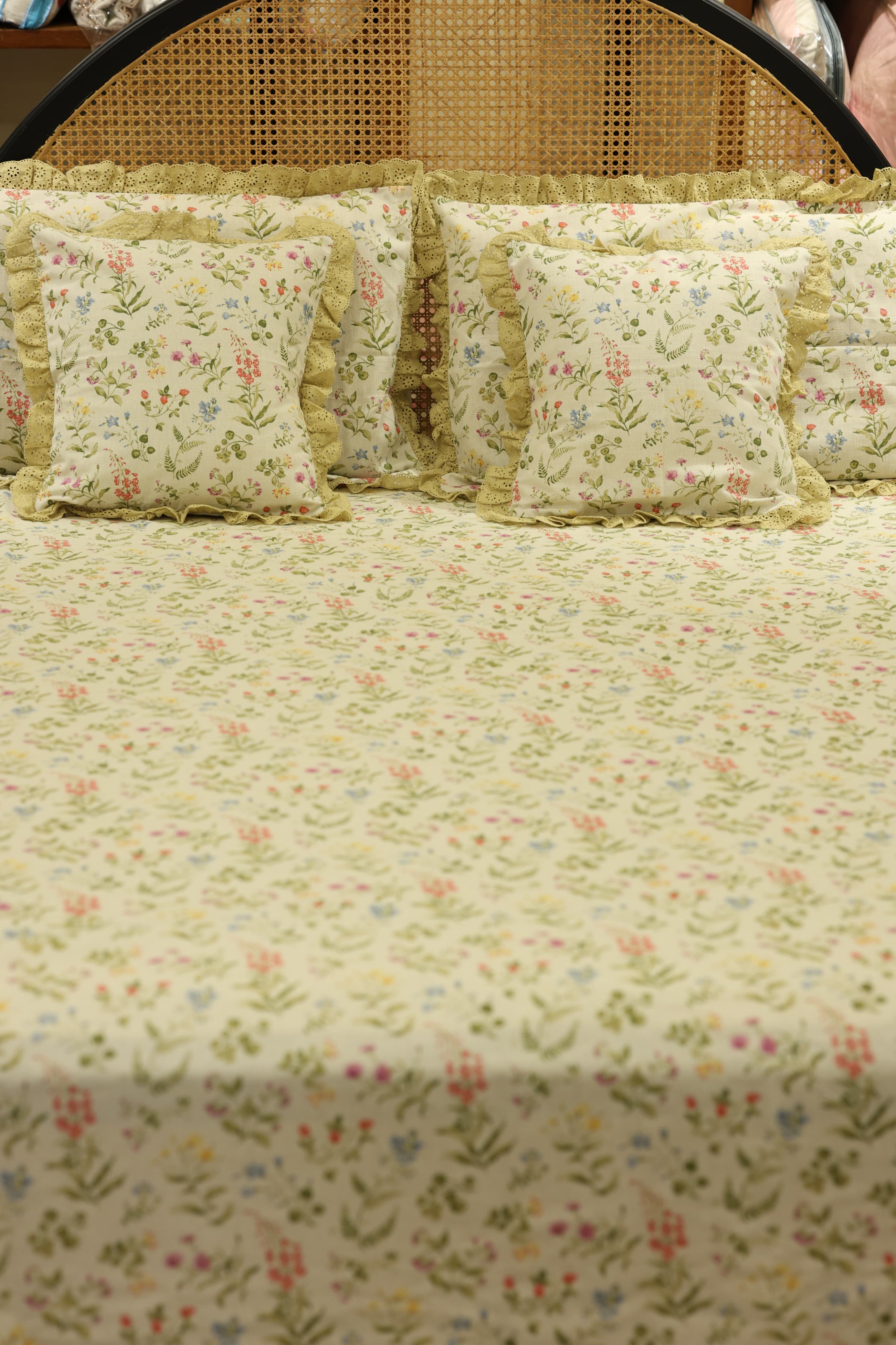 Bedsheets - Premium Queen floral printed lace bedsheet with cushion covers bud