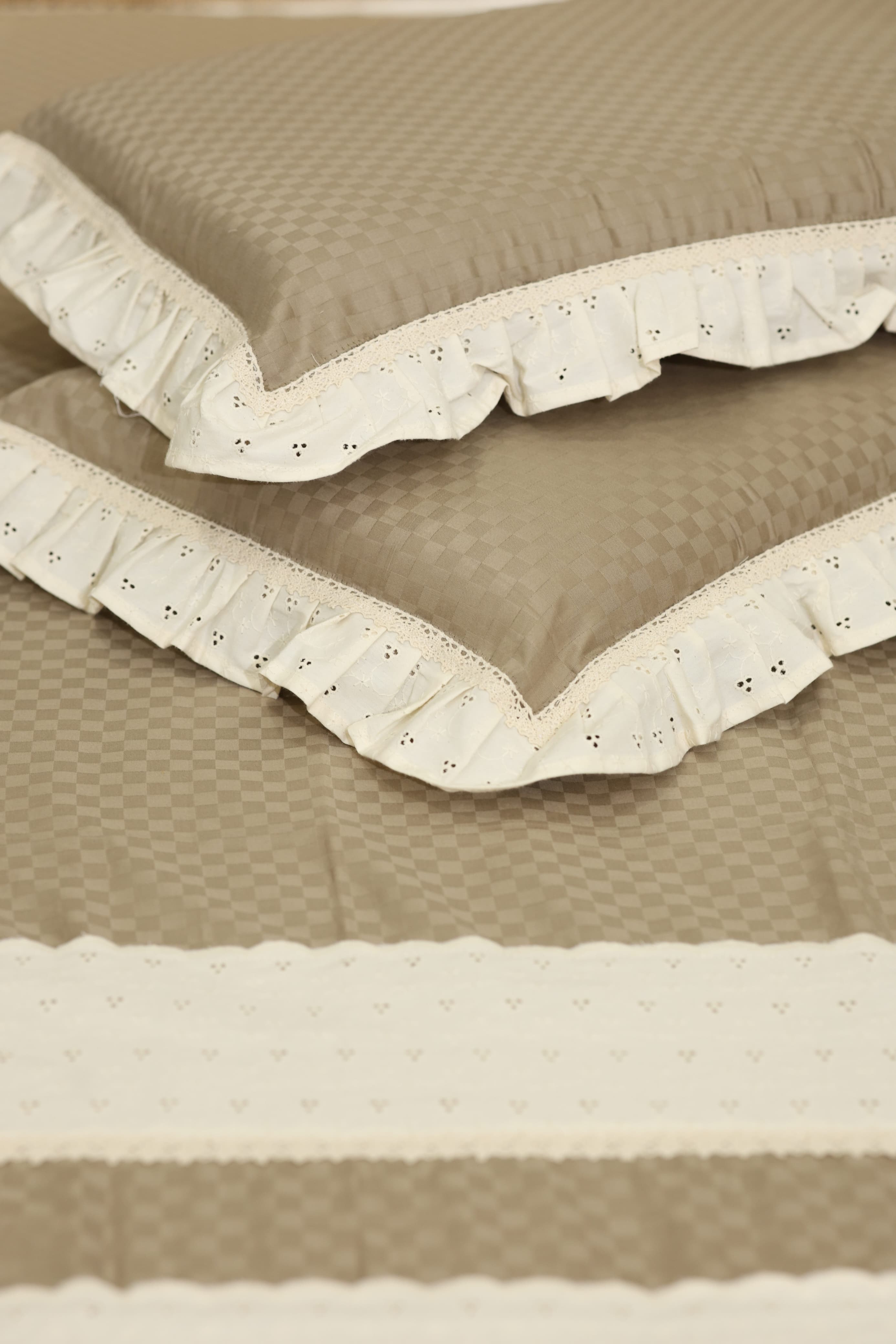 Bedsheets - Premium designer Queen bedsheets dd lace