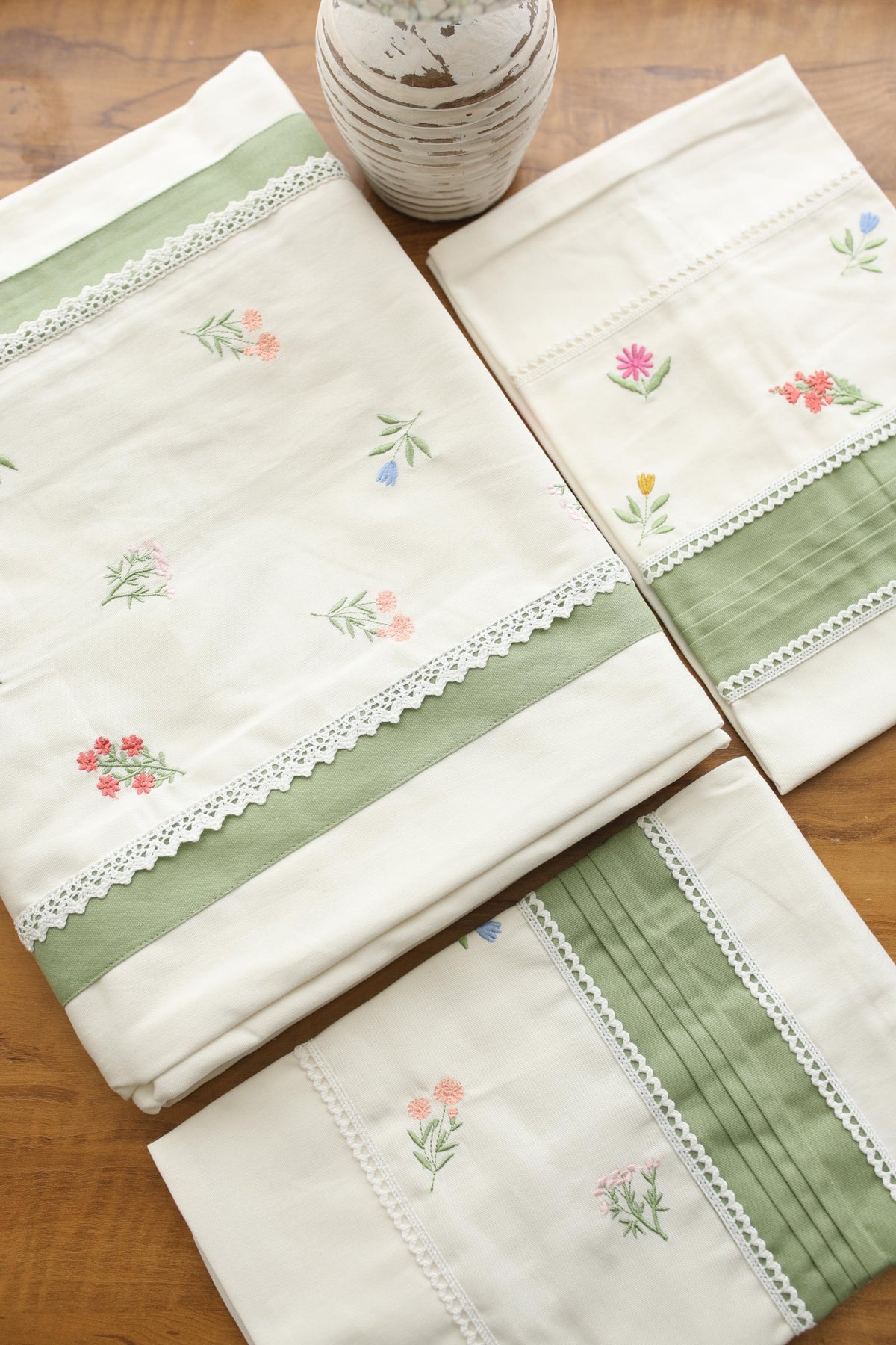 Bedsheets - King premium Machine Embroidery Bedsheet multi
