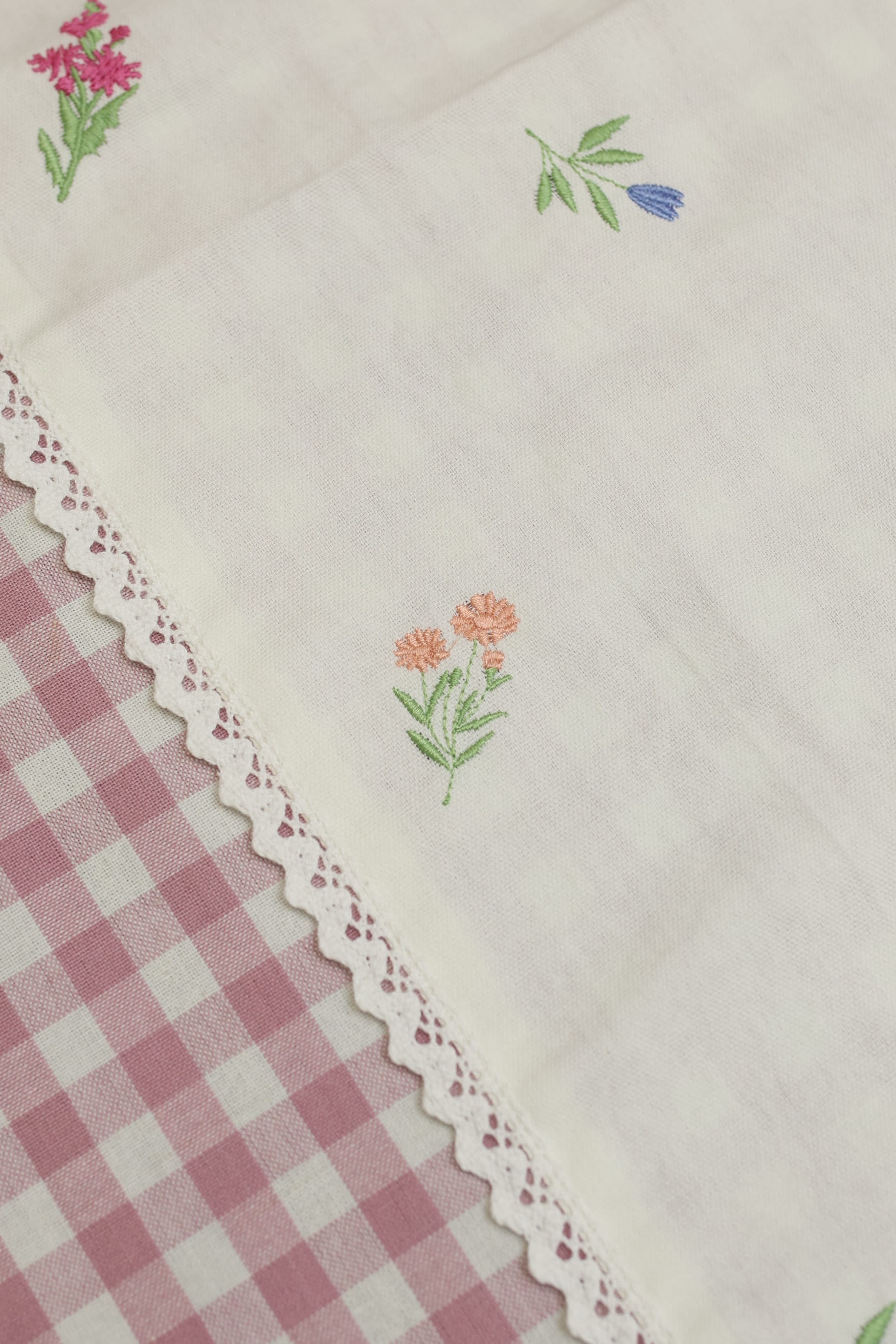 Table cloth - Check embroidery