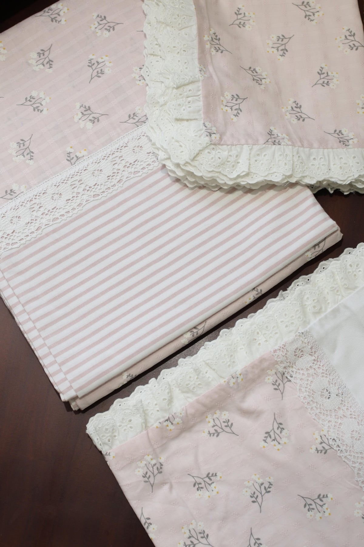 Bedsheets - Premium king floral printed lace bedsheet with cushion covers