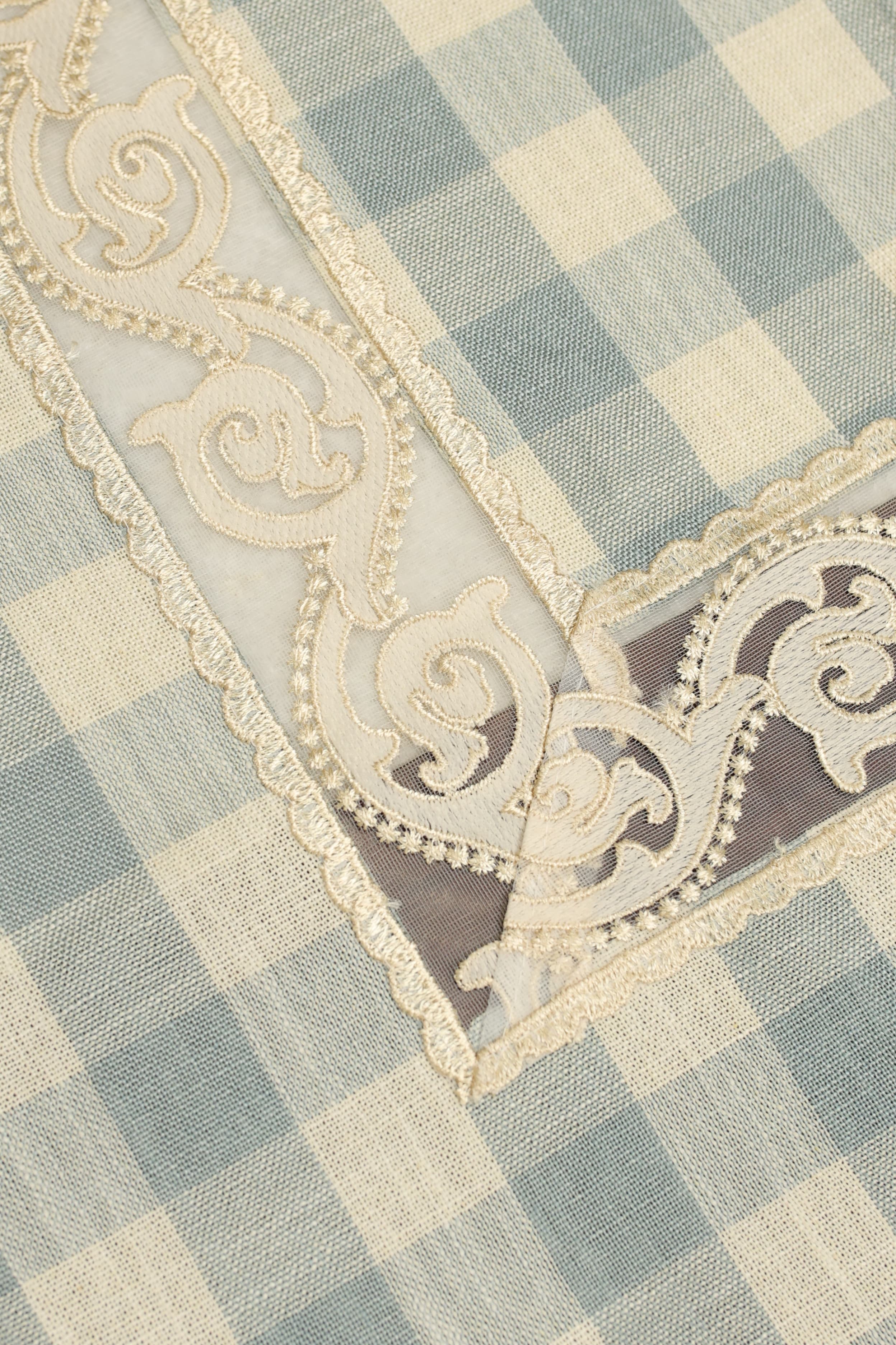 Classic Checkered 6 -Seater Tablecloth with Embroidered Lace Border