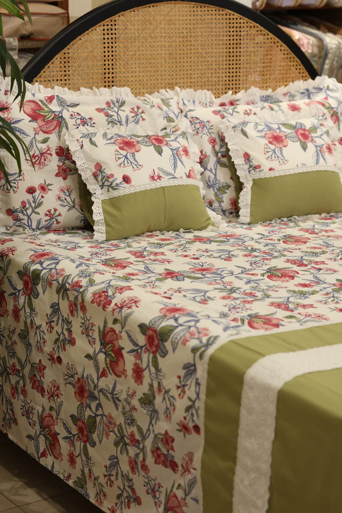 Bedsheets - Premium king floral printed lace bedsheet with cushion covers green bud