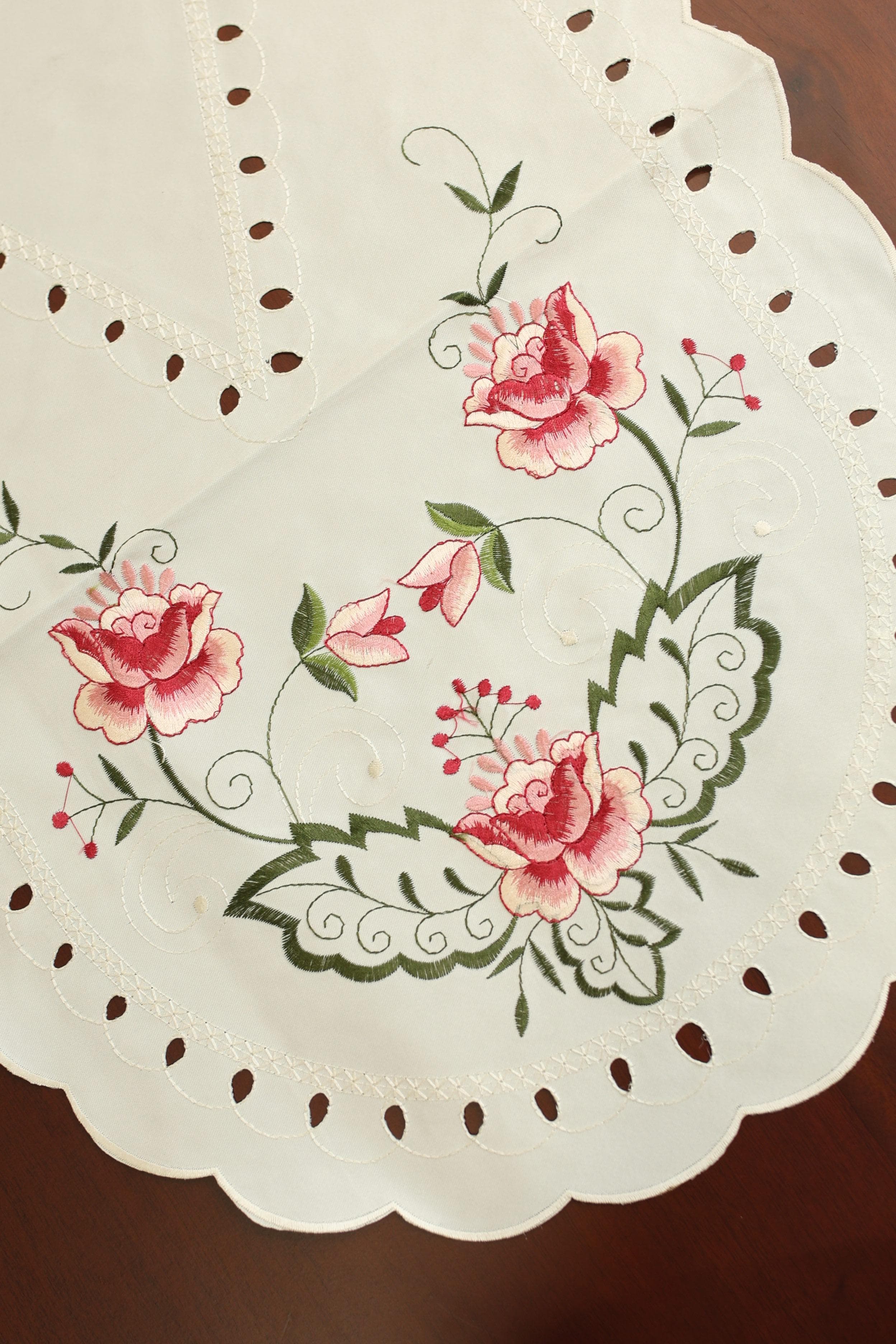 Teapoy Runner - Silky runner / table centre