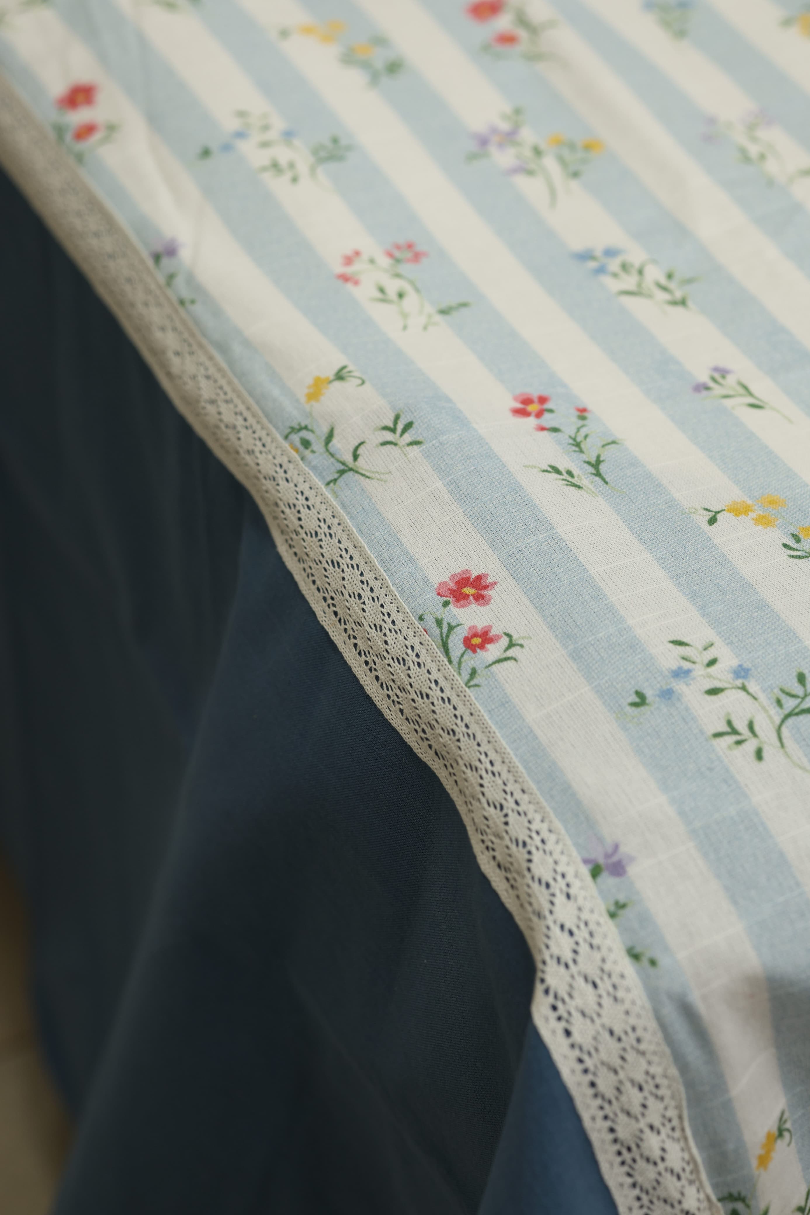 Bedsheets - Premium king floral printed lace bedsheet with cushion covers Blue bud