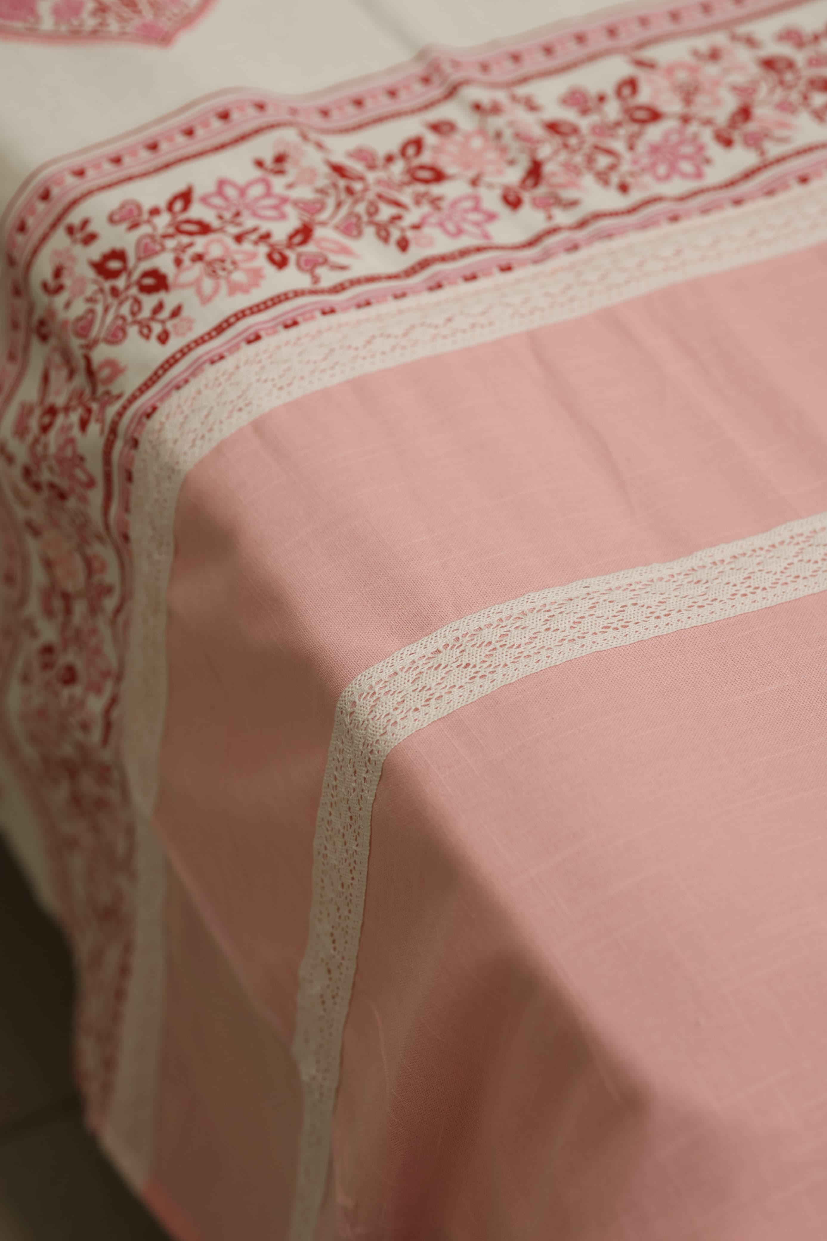 Bedsheets - Premium king floral printed lace bedsheet with cushion covers rose bud