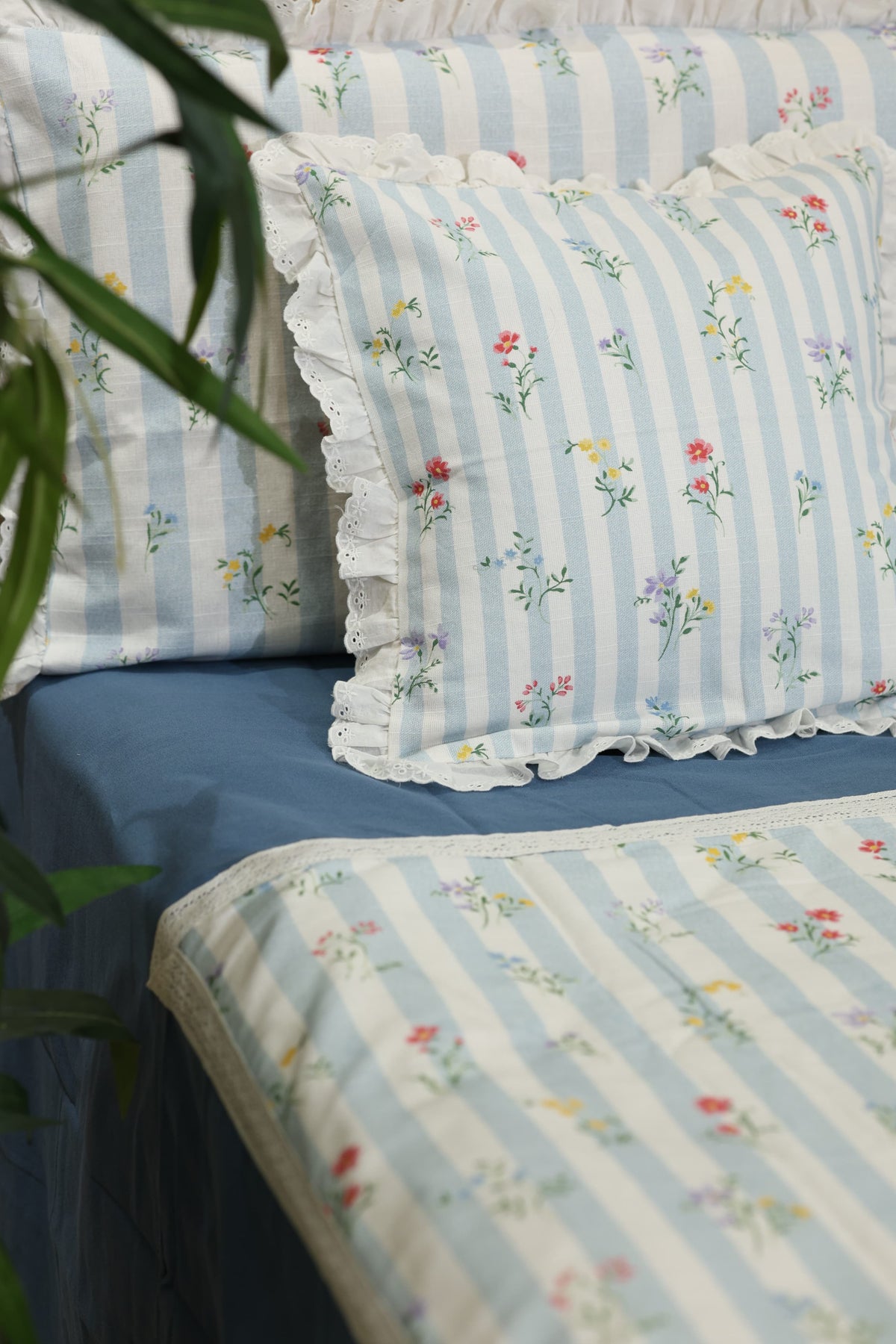 Bedsheets - Premium king floral printed lace bedsheet with cushion covers Blue bud