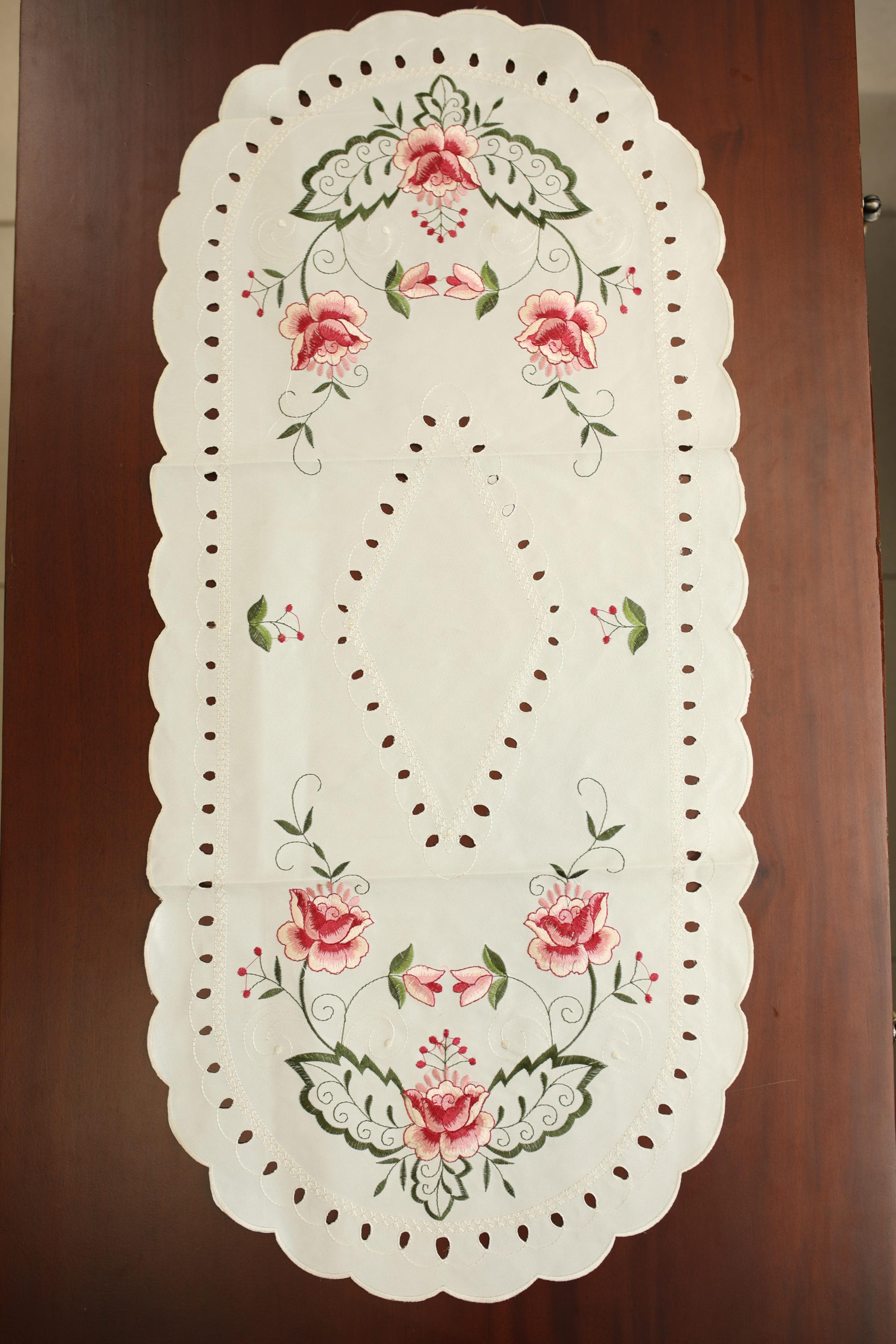 Teapoy Runner - Silky runner / table centre