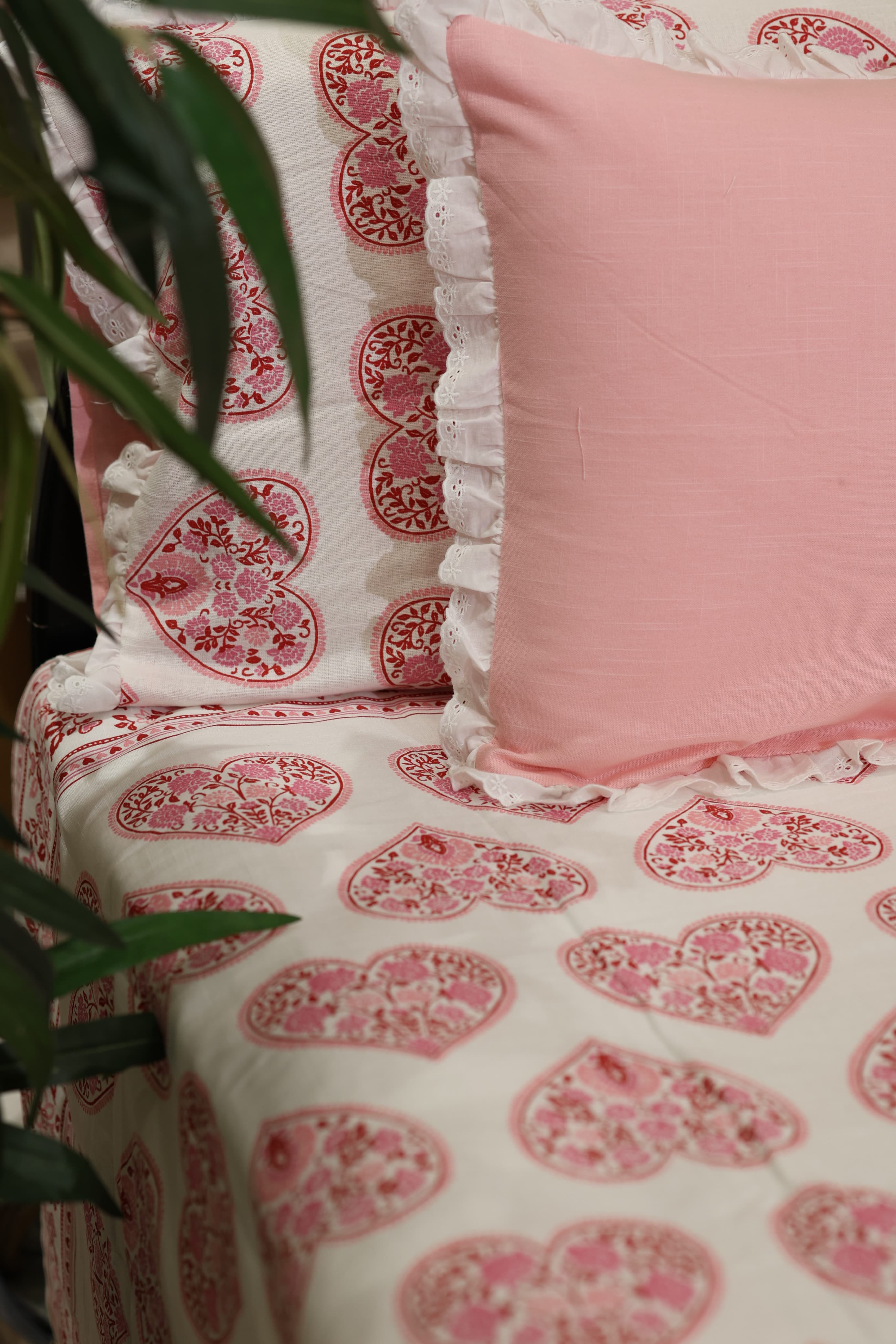 Bedsheets - Premium king floral printed lace bedsheet with cushion covers rose bud