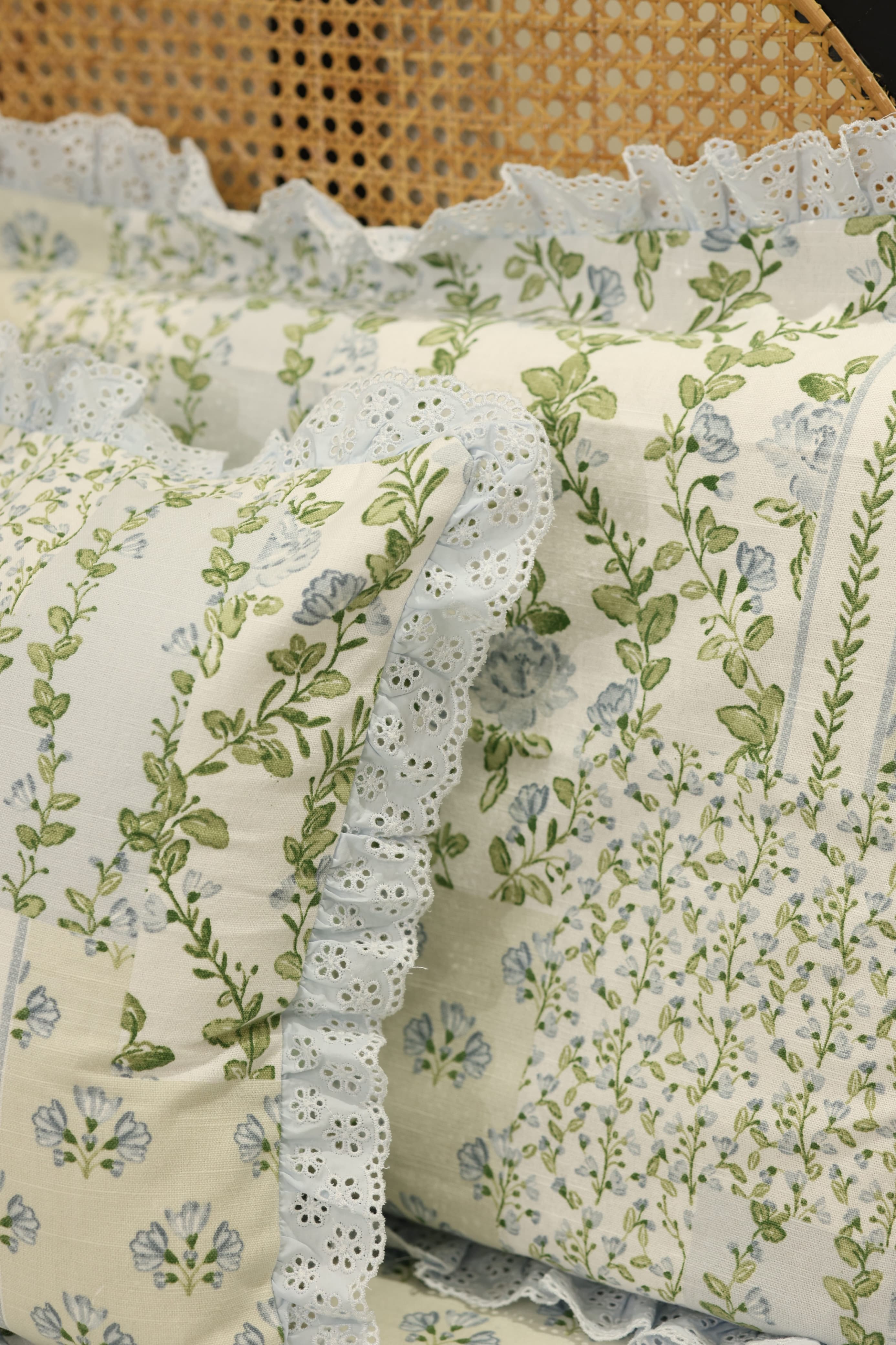 Bedsheets - Premium Queen floral printed lace bedsheet with cushion covers bud