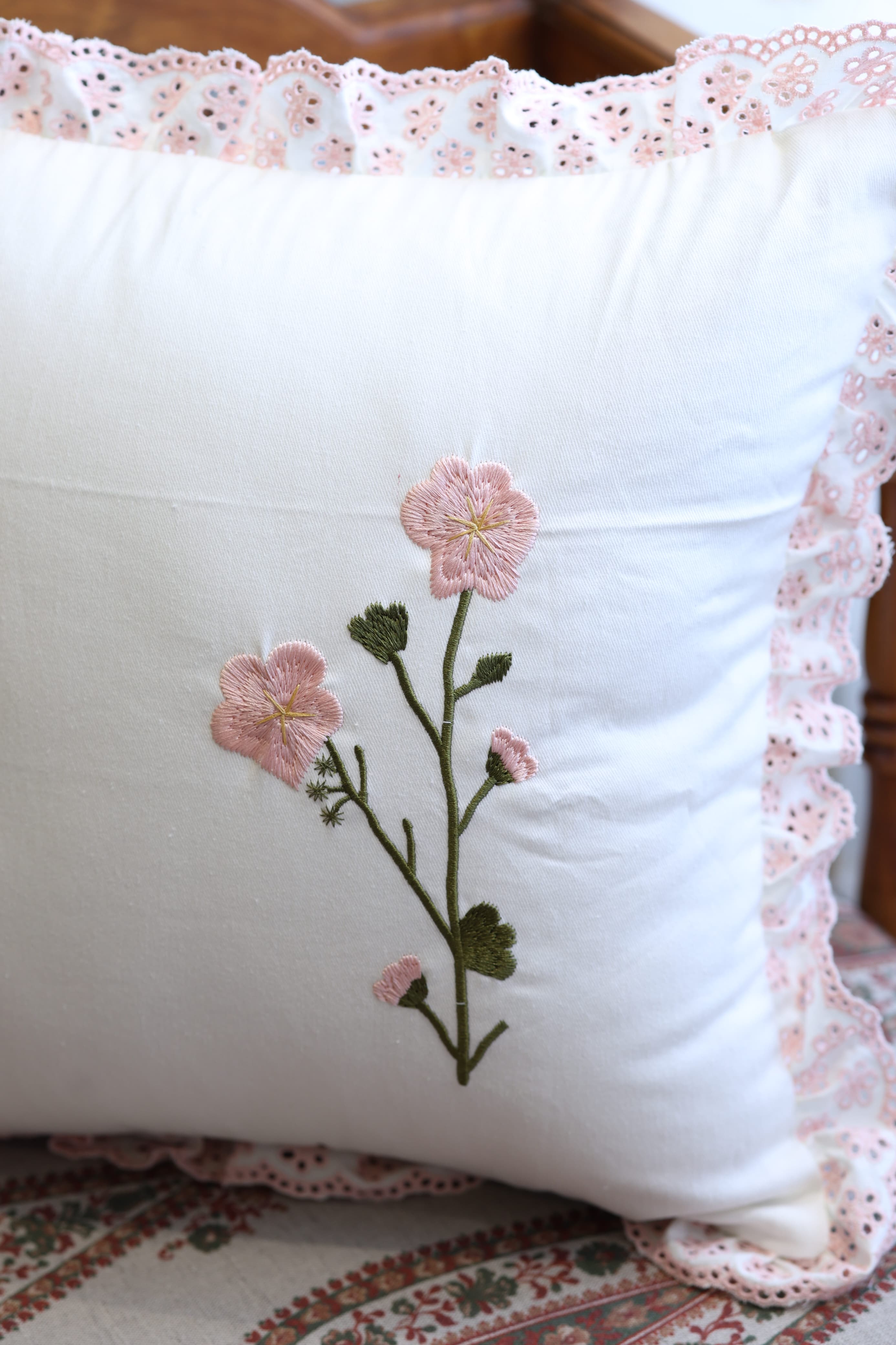 Cushion covers - Embroidery pink Petal