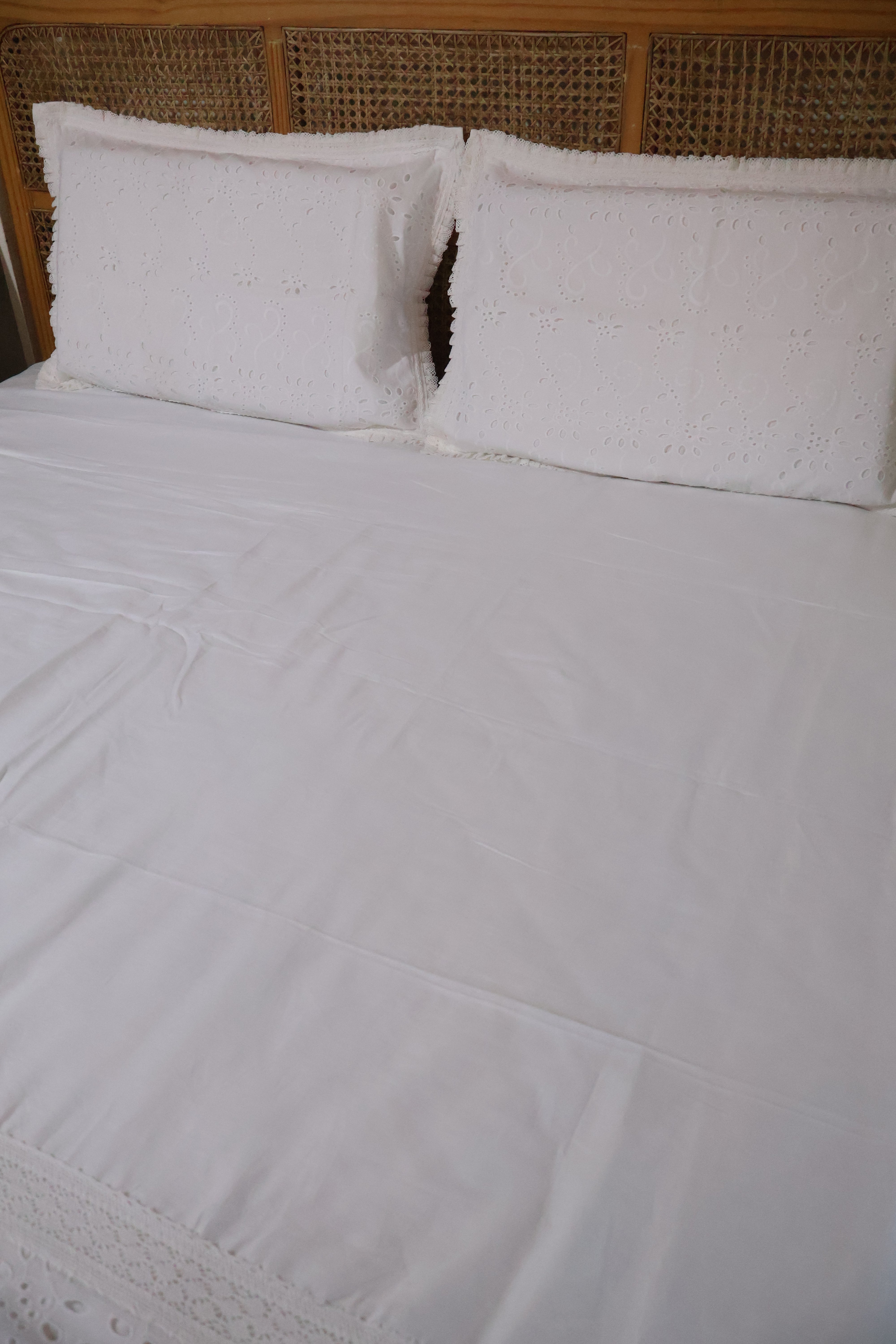 Bedsheets - Premium designer Queen bedsheets dd lace(white)