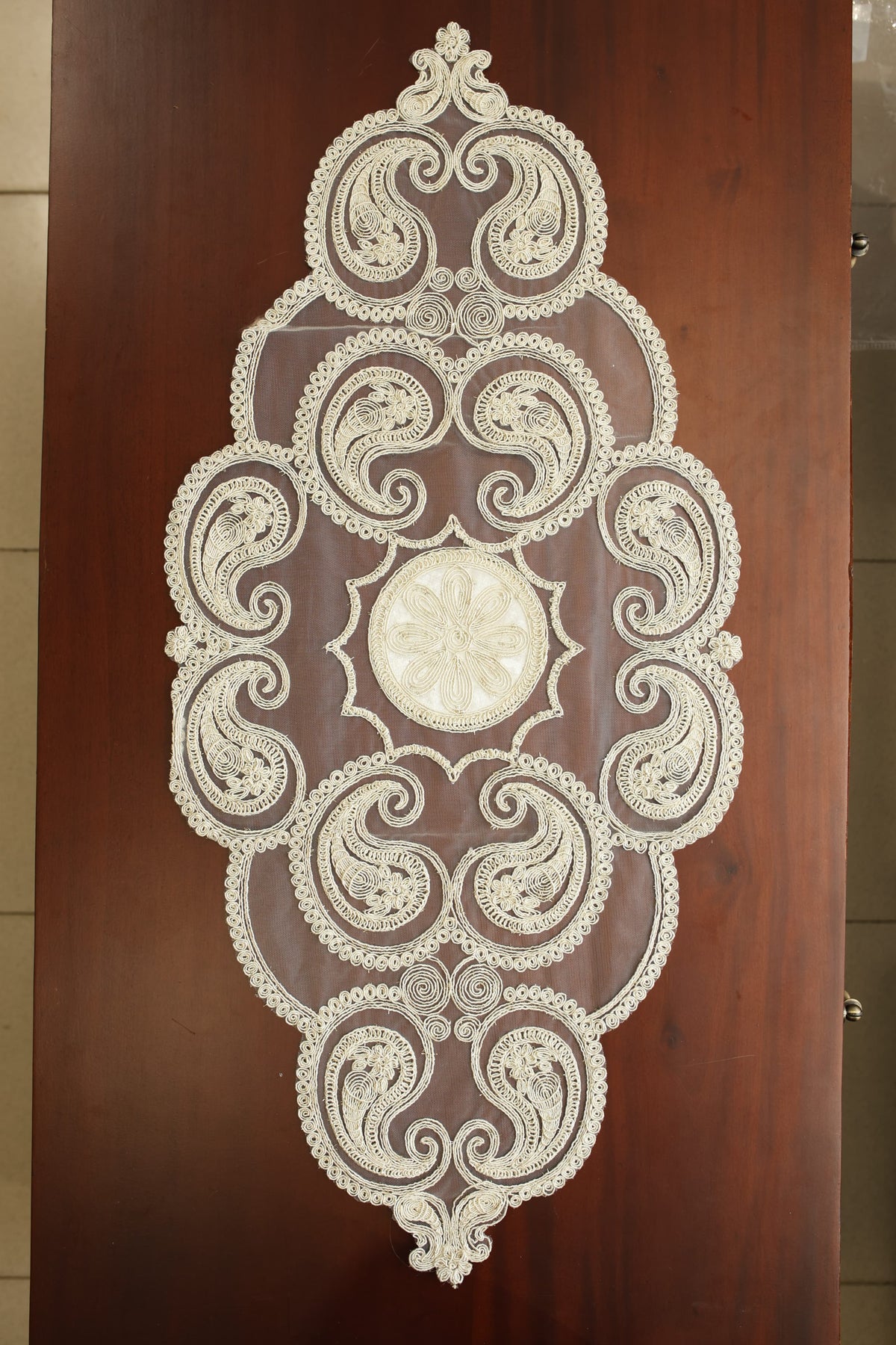 Teapoy Runner - Silky runner / table centre