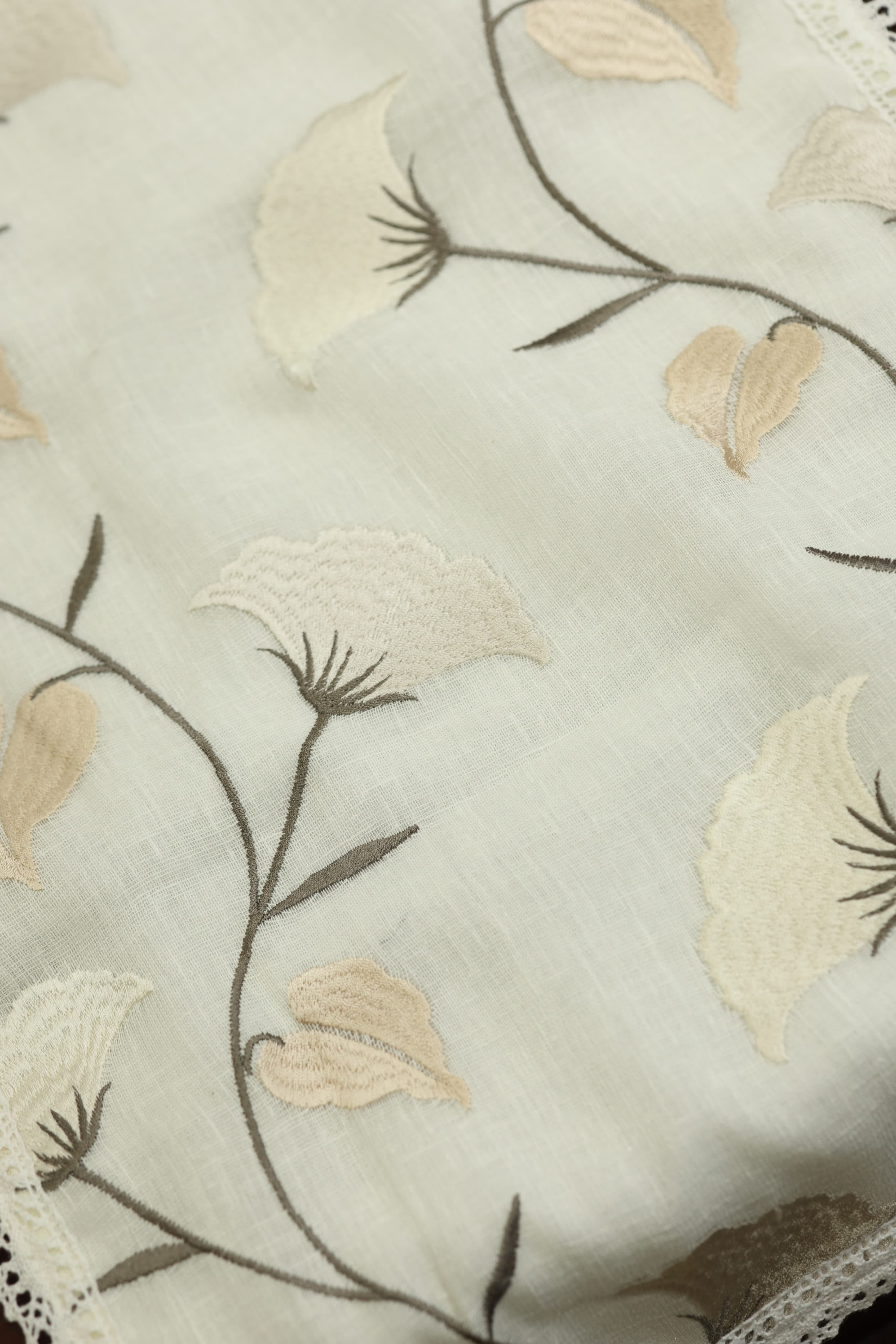 Table runner - 4 Seater Premium embroidery runner ( 6 seater centre table runner)