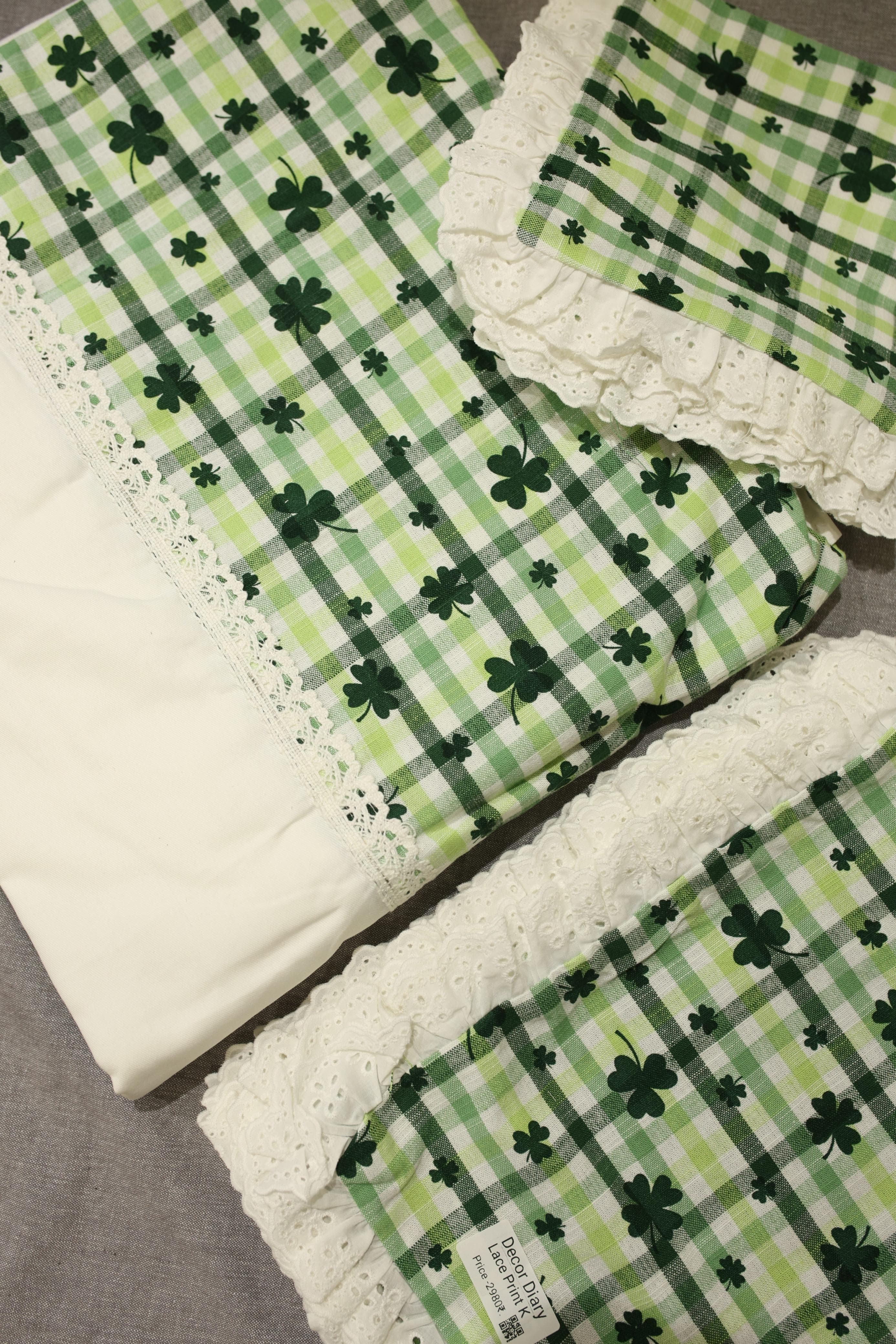Bedsheets - Premium king floral printed lace bedsheet with cushion covers