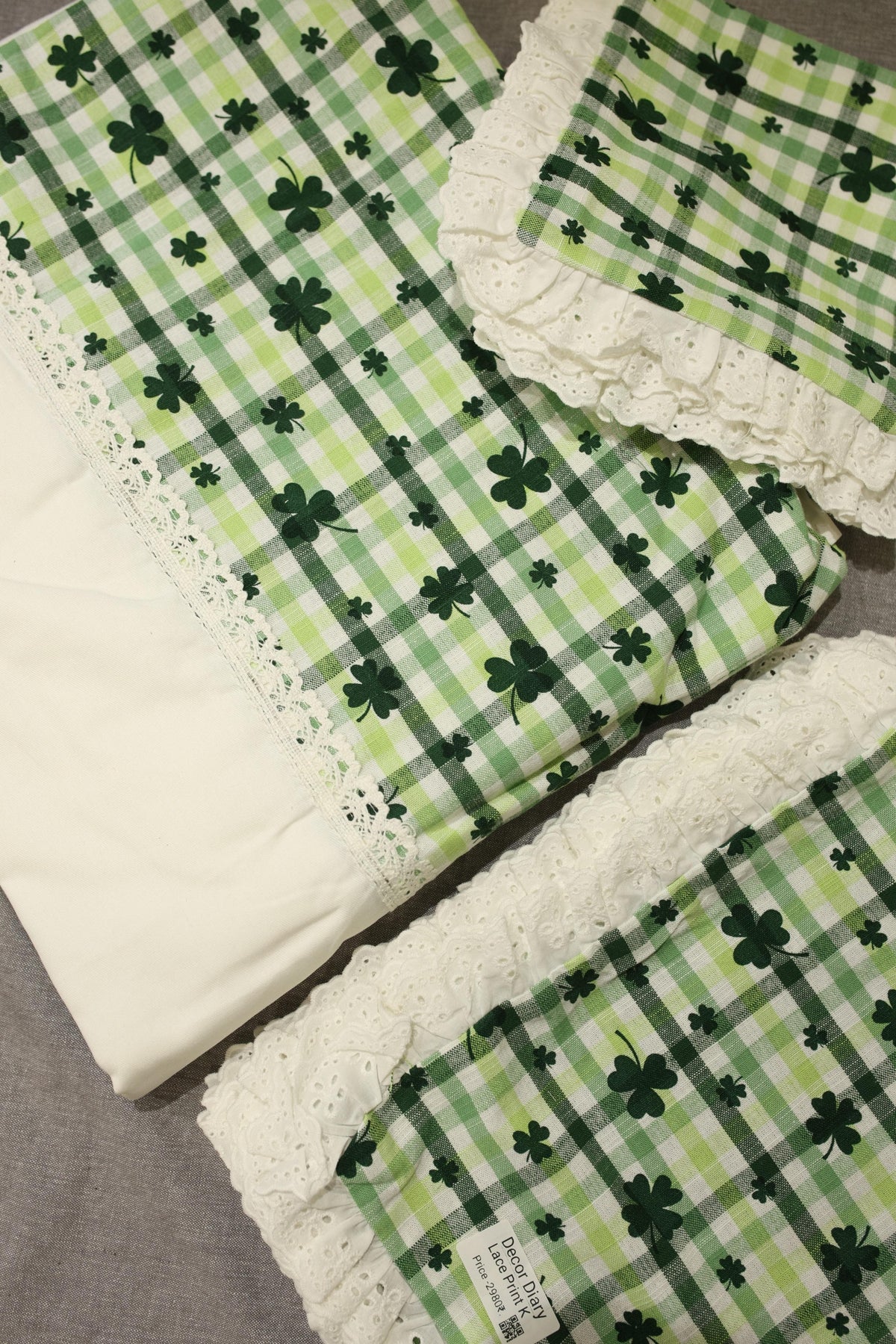 Bedsheets - Premium king floral printed lace bedsheet with cushion covers