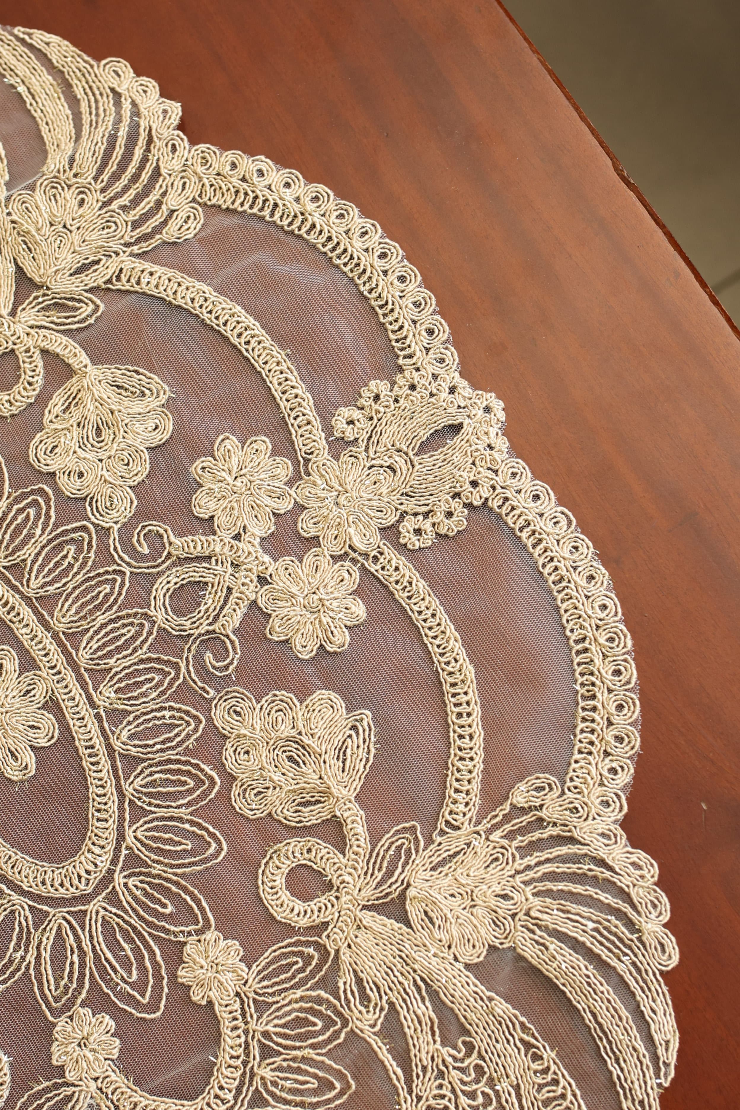 Teapoy Runner - Silky runner / table centre