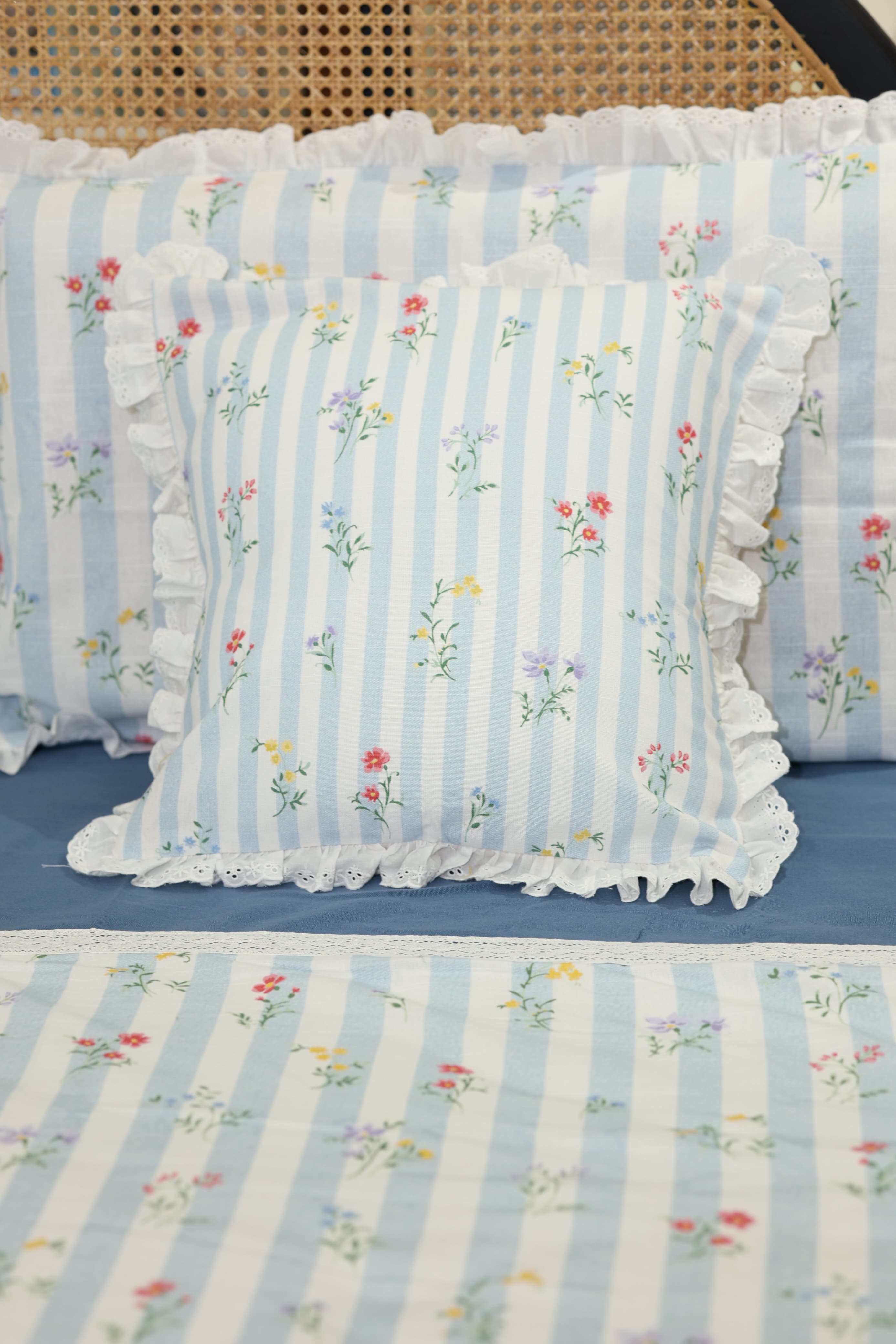 Bedsheets - Premium king floral printed lace bedsheet with cushion covers Blue bud