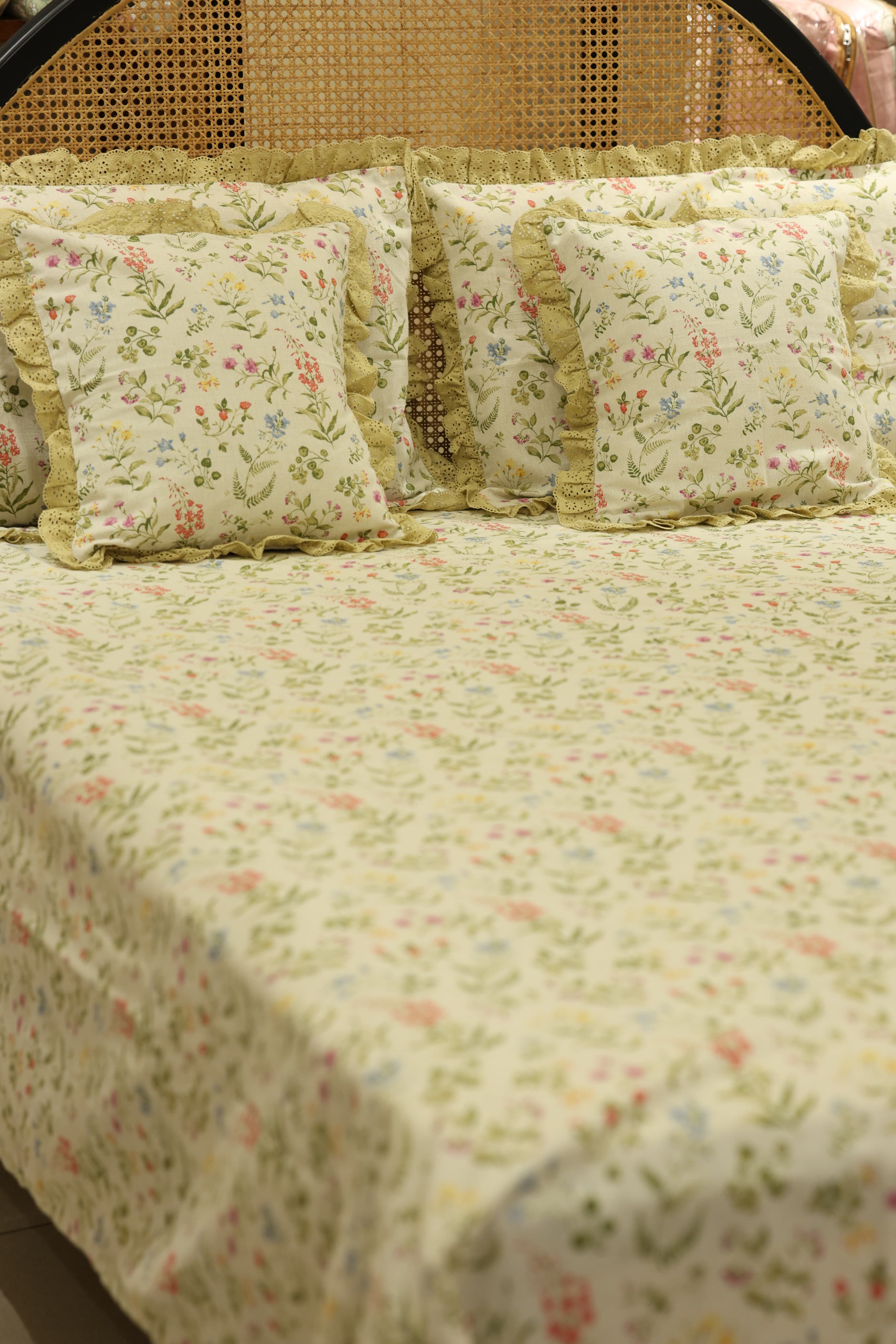 Bedsheets - Premium Queen floral printed lace bedsheet with cushion covers bud