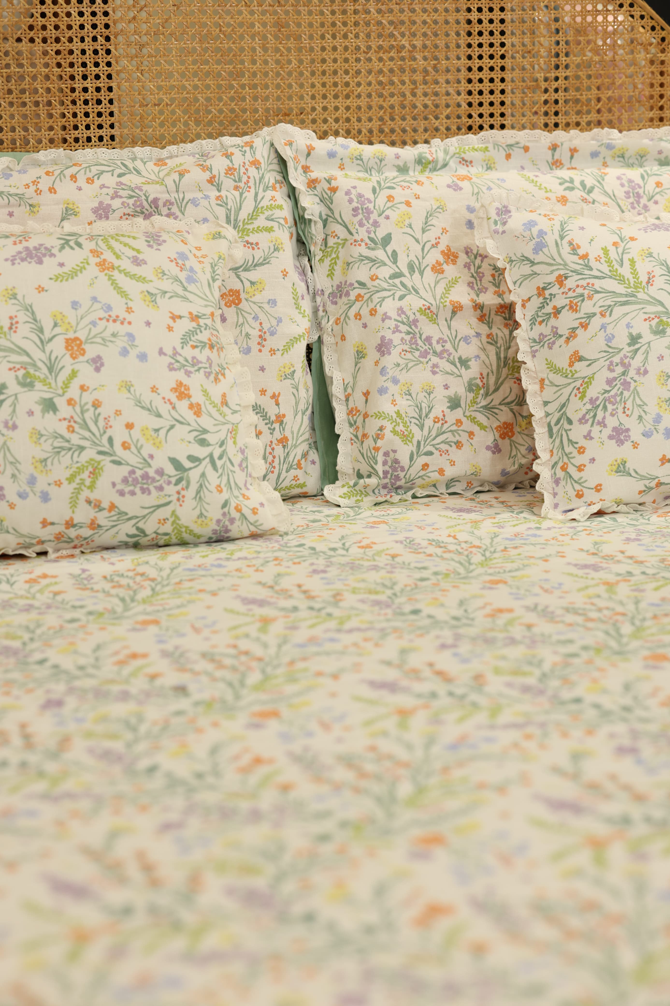 Bedsheets - Premium king floral printed lace bedsheet with cushion covers bud