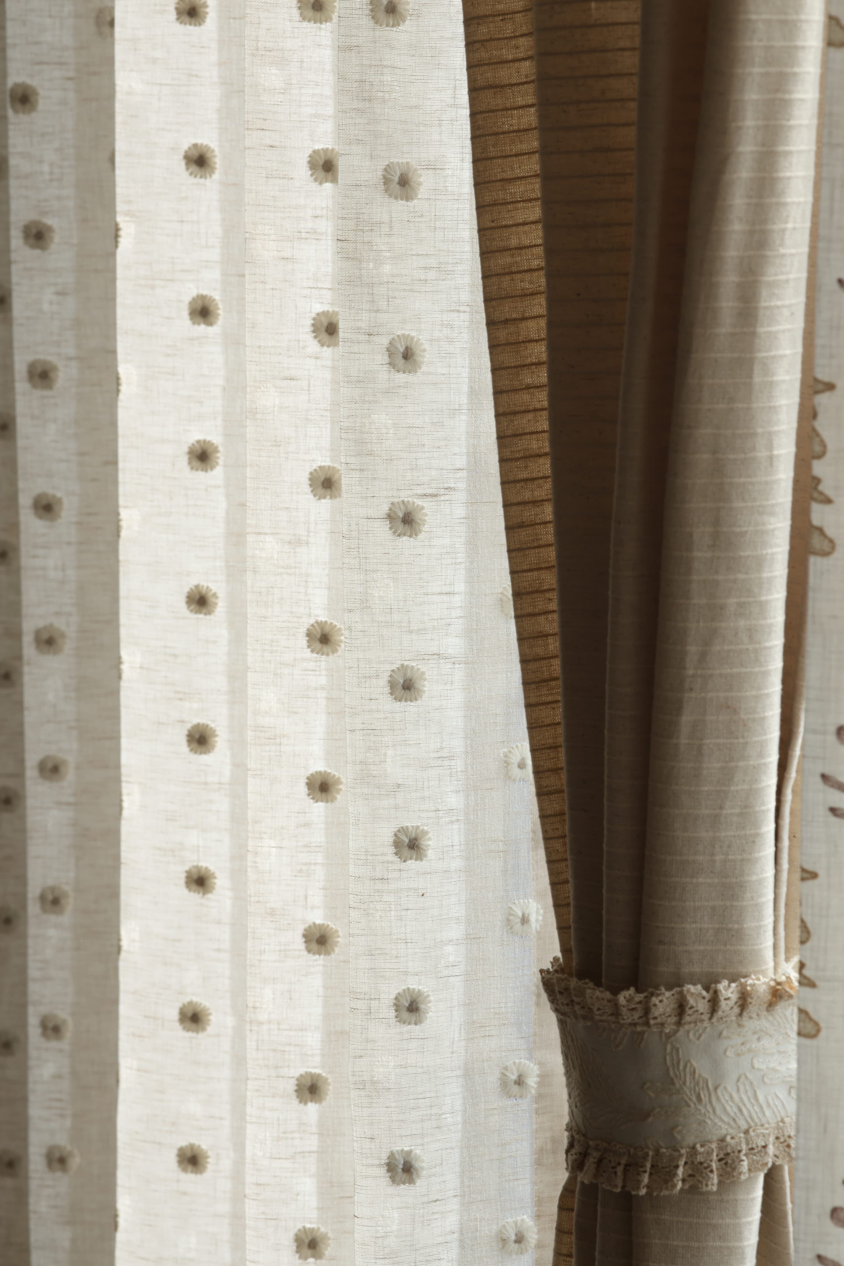 Daisy Sheer Premium embroidery Sheer Curtain : Cream/ off