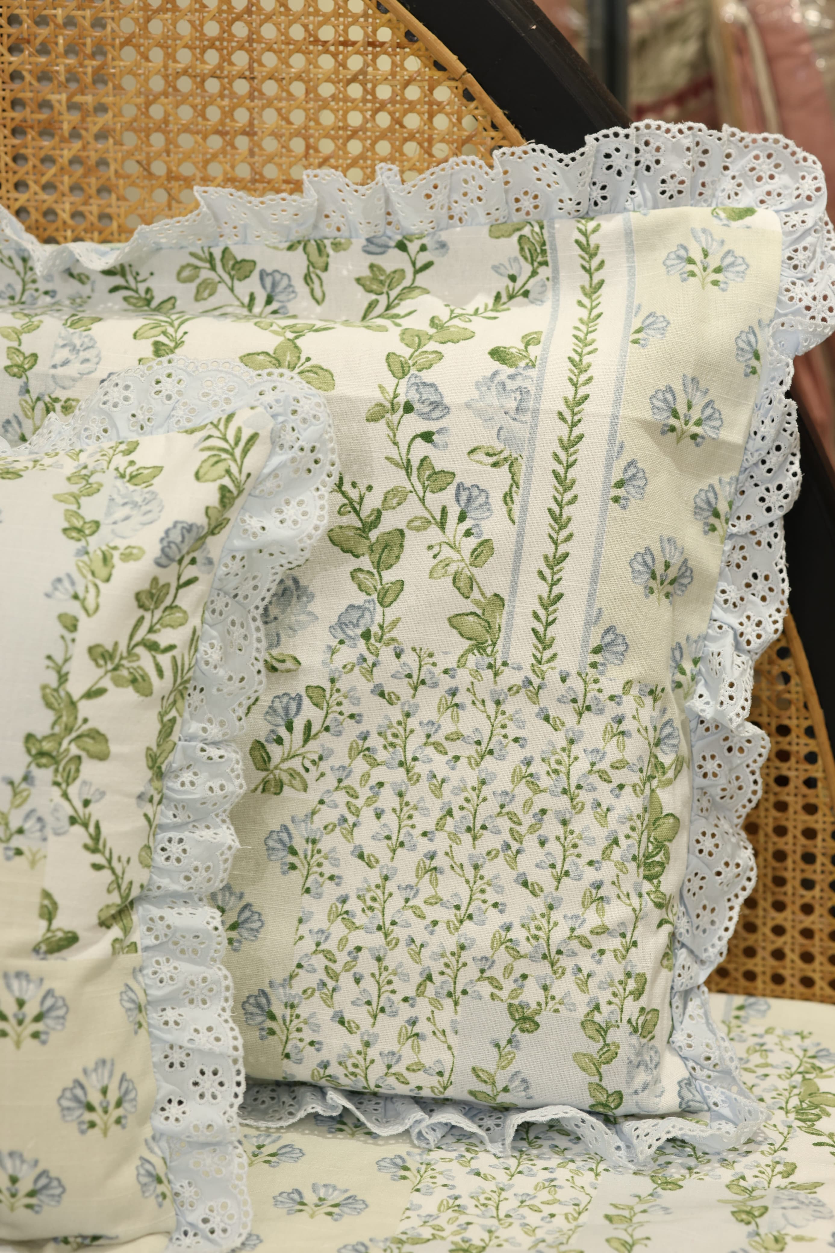 Bedsheets - Premium king floral printed lace bedsheet with cushion covers bud