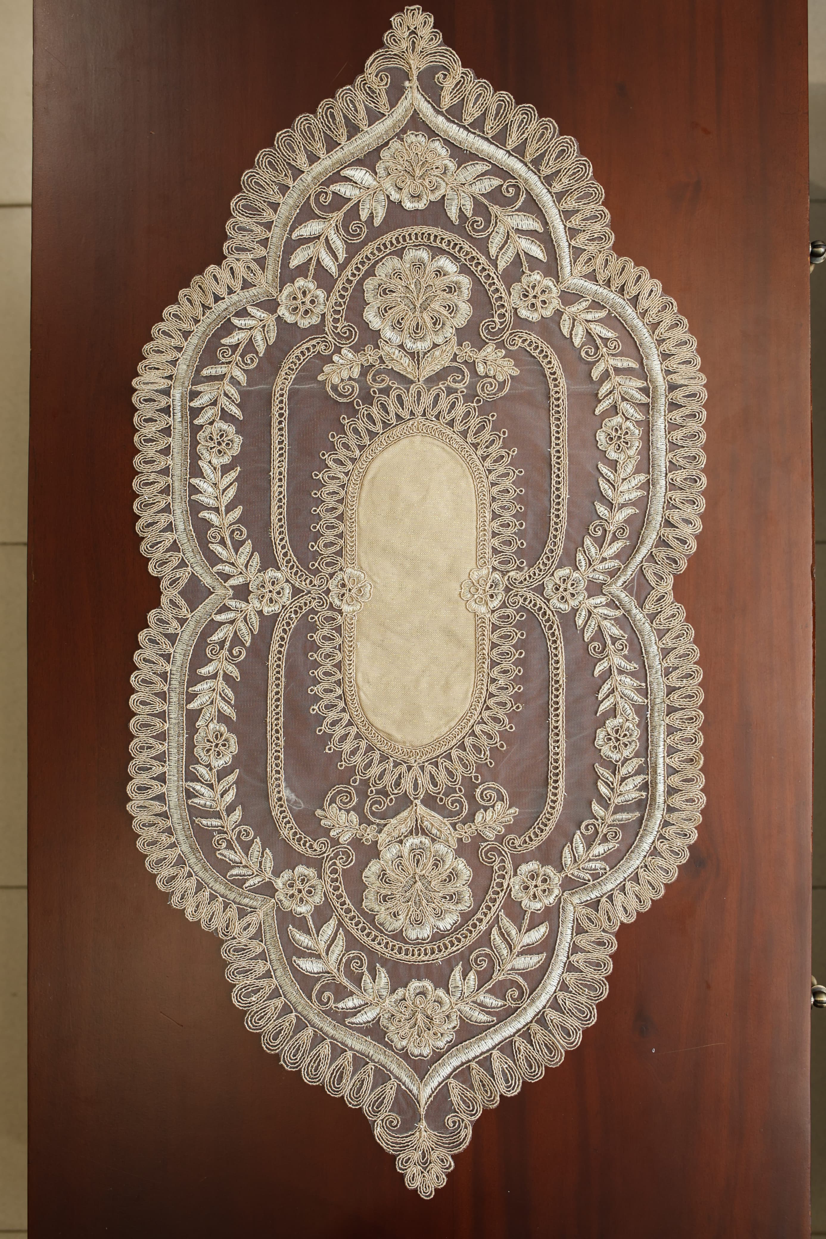 Teapoy Runner - Silky runner / table centre