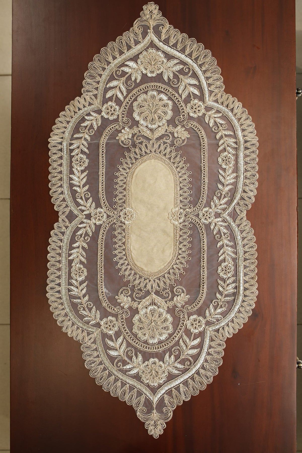 Teapoy Runner - Silky runner / table centre