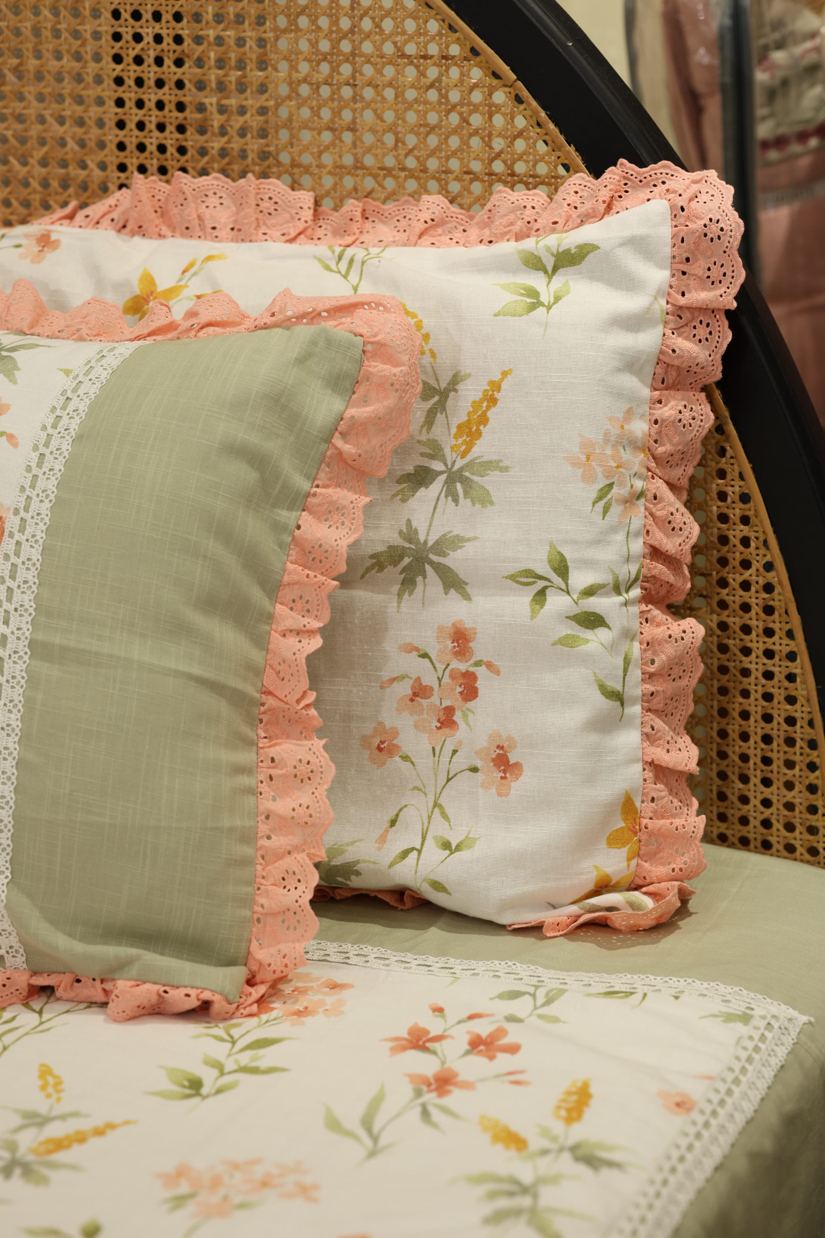 Bedsheets - Premium king floral printed lace bedsheet with cushion covers bud