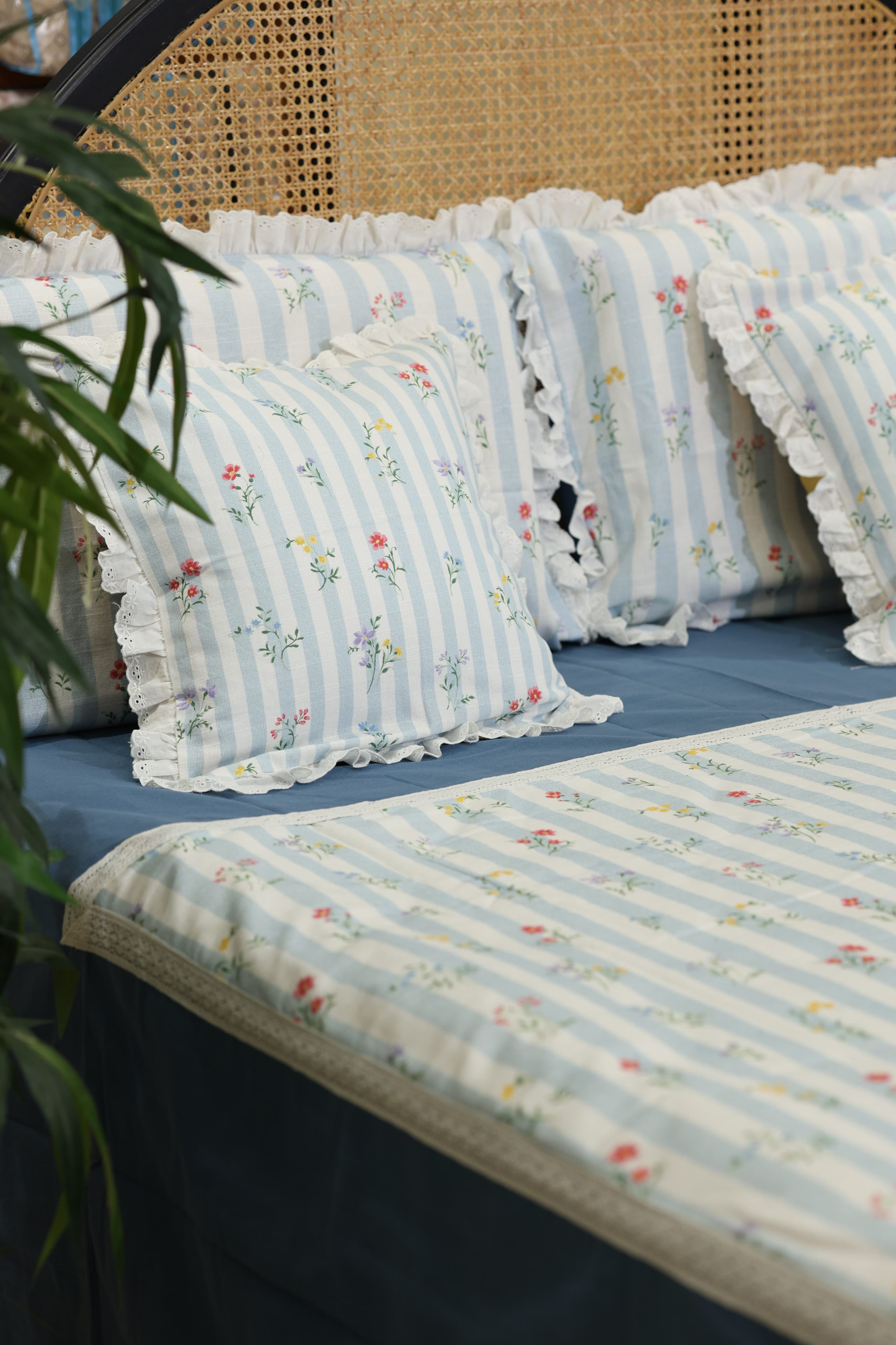 Bedsheets - Premium king floral printed lace bedsheet with cushion covers Blue bud