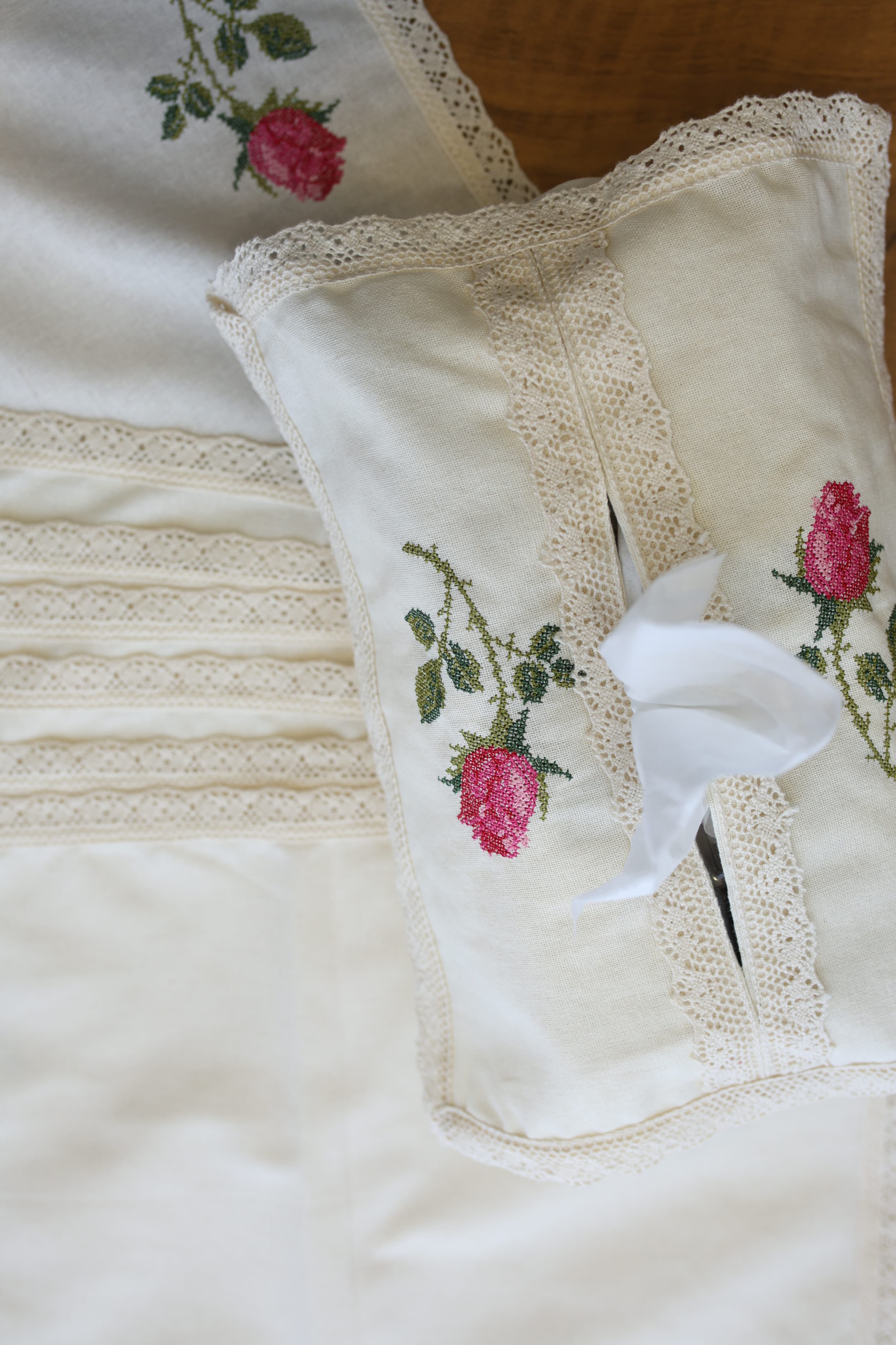 Combo Rose Table Linen Set (Runner, Placemats & Tissue Box Cover)