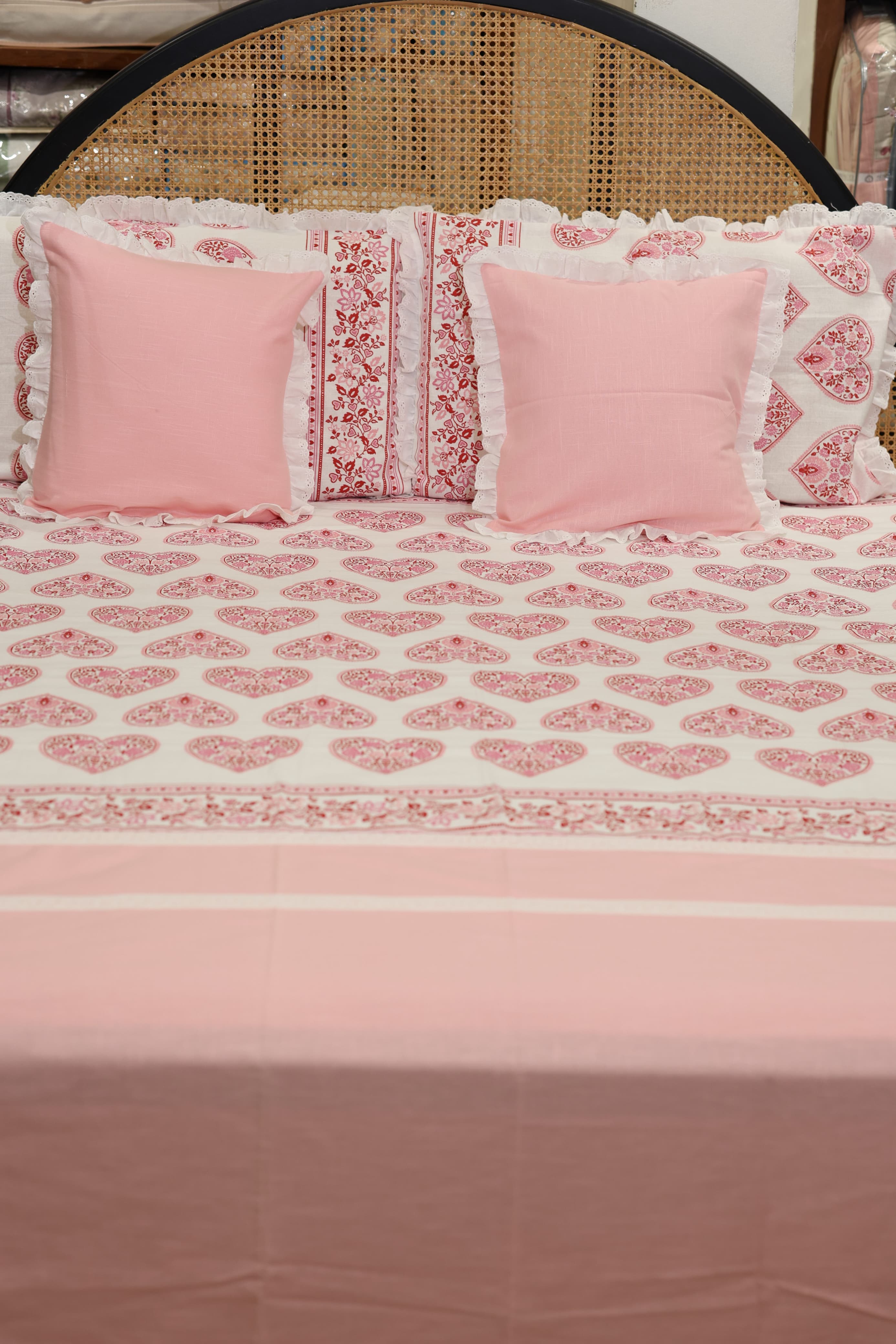 Bedsheets - Premium king floral printed lace bedsheet with cushion covers rose bud