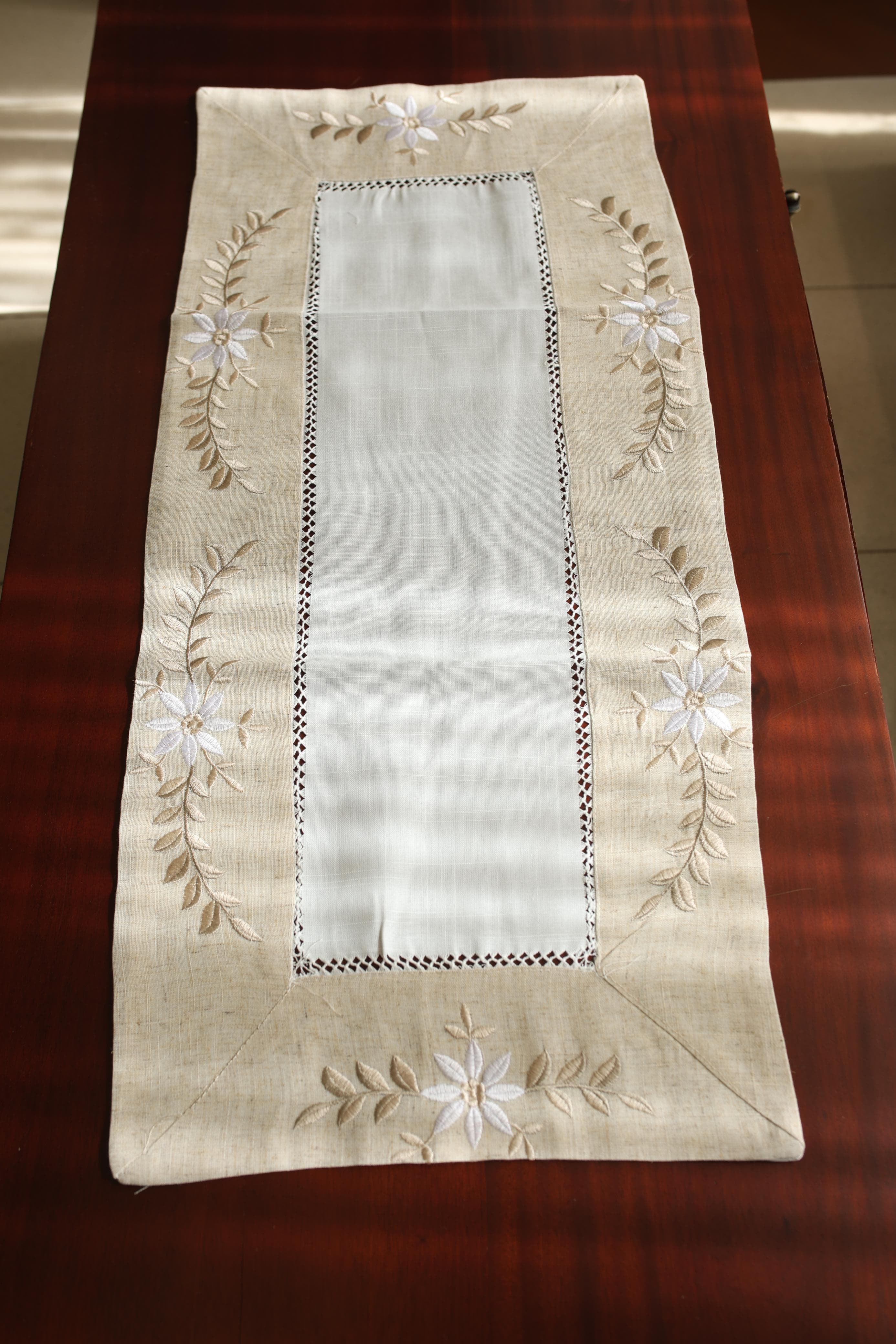 Table Runner - embroidery / Table centre