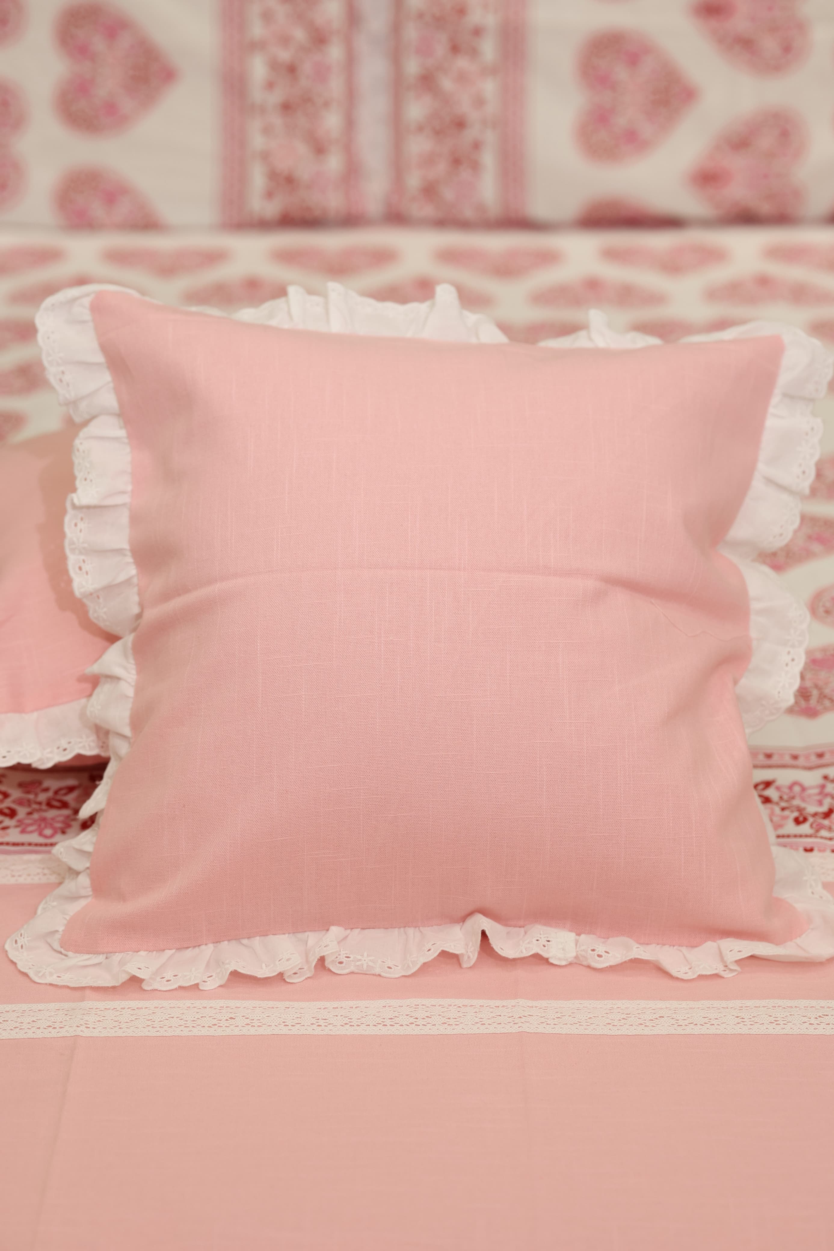 Bedsheets - Premium king floral printed lace bedsheet with cushion covers rose bud
